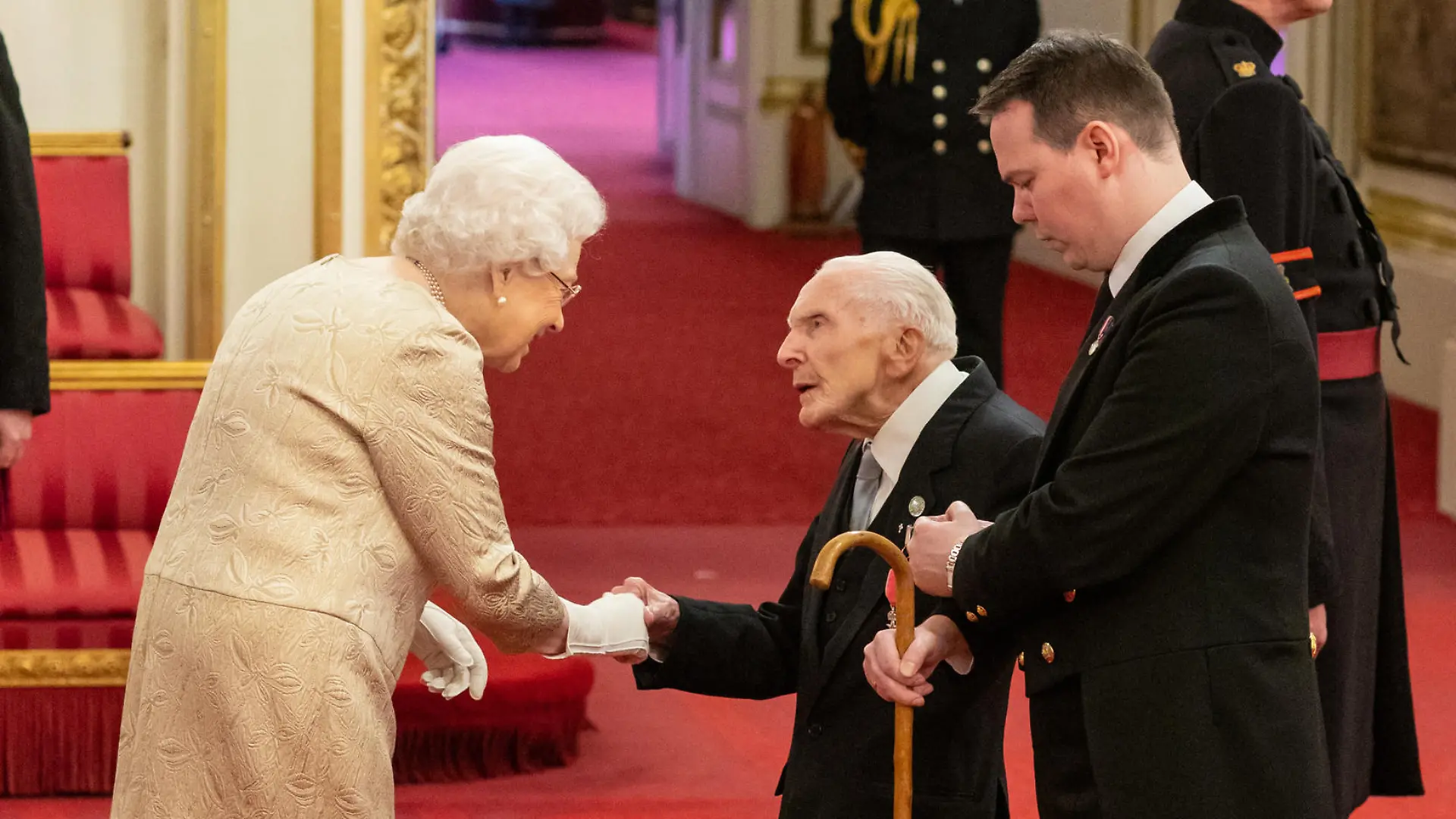 Queen Elizabeth II. trägt bei einer Ordensverleihung ab sofort Handschuhe.