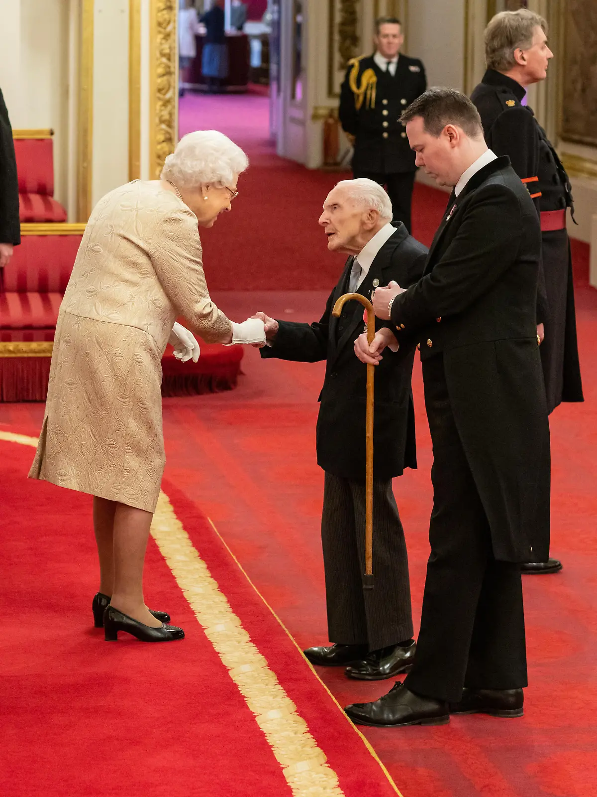 Queen Elizabeth II. trägt bei einer Ordensverleihung ab sofort Handschuhe.