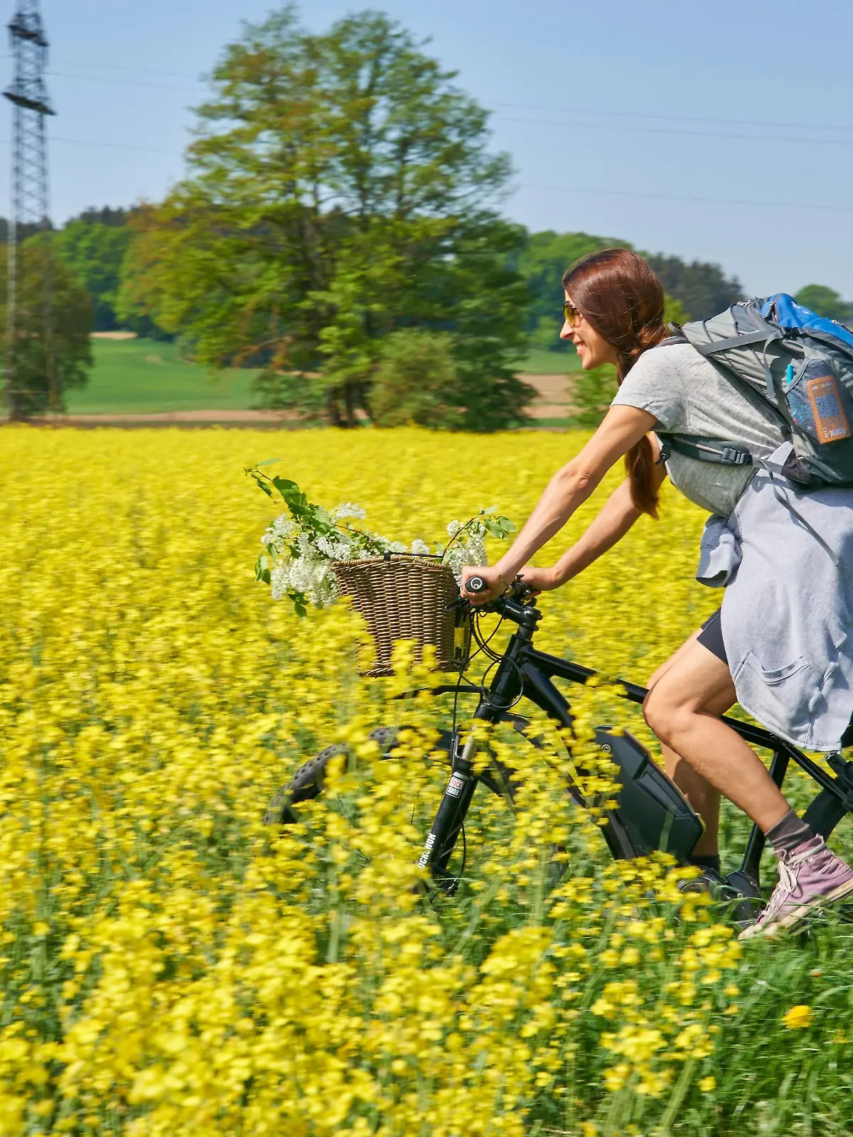 MODEL RELEASED Junge Frau macht eine Radtour auf einem eBike, Mountainbike in Pfaffenhofen an der Ilm, Deutschland am 29.04.2018  