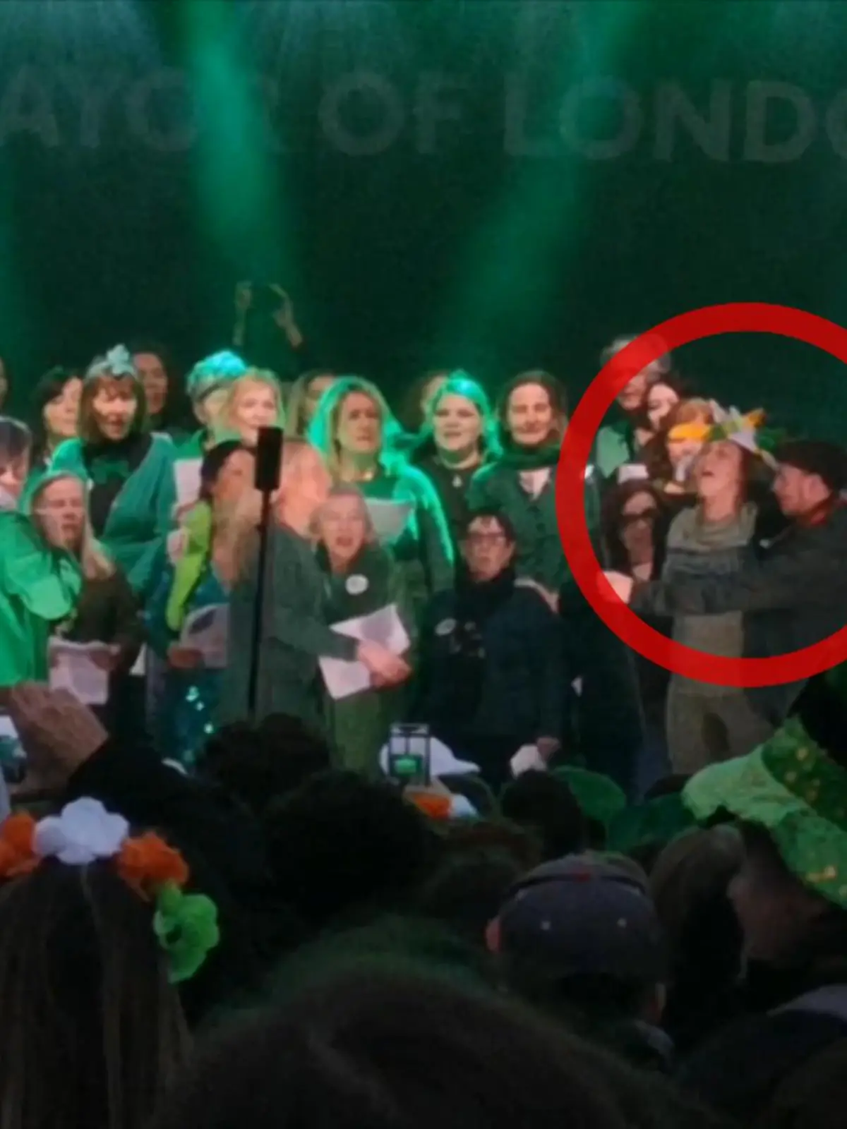 Ein romantischer Heiratsantrag mit Kniefall? Nicht für Andy! Diese Frau rennt am St. Patricks Day in London auf eine Bühne und brüllt ihren Antrag ins Mikrofon. Direkt wird sie von Sicherheitskräften abgeführt. Einsicht? Fehlanzeige. Auch die Frage, ob Andy den Heiratsantrag angenommen hat, bleibt offen.