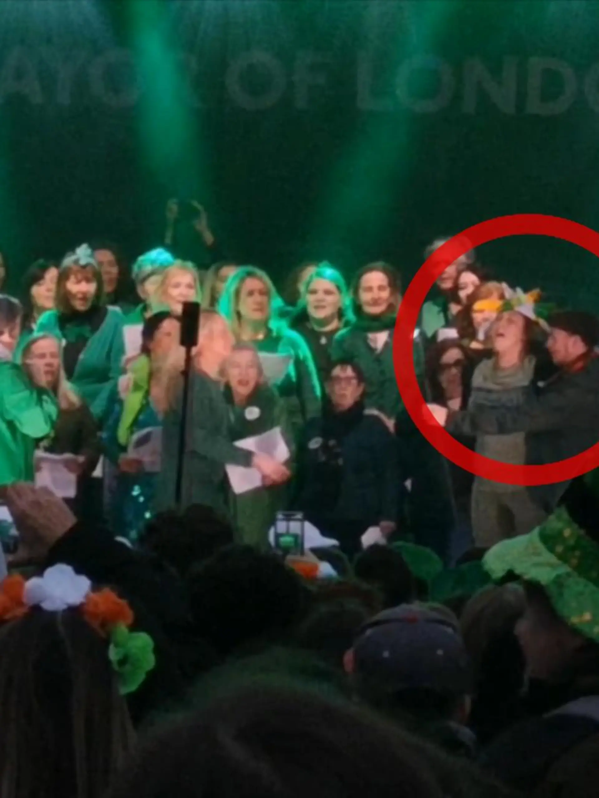 Ein romantischer Heiratsantrag mit Kniefall? Nicht für Andy! Diese Frau rennt am St. Patricks Day in London auf eine Bühne und brüllt ihren Antrag ins Mikrofon. Direkt wird sie von Sicherheitskräften abgeführt. Einsicht? Fehlanzeige. Auch die Frage, ob Andy den Heiratsantrag angenommen hat, bleibt offen.