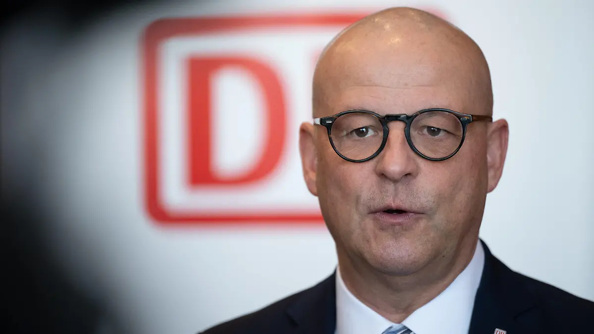 ARCHIV - 28.02.2023, Hessen, Fulda: Martin Seiler, Vorstand Personal und Recht der Deutschen Bahn, spricht vor der ersten Runde der Tarifverhandlungen zwischen der Gewerkschaft EVG und der Deutsche Bahn AG. Die Deutsche Bahn und die Eisenbahn- und Verkehrsgewerkschaft (EVG) haben am späten Dienstagnachmittag die Verhandlungen im laufenden Tarifstreit wieder aufgenommen. (zu dpa: "Bahn-Tarifverhandlungen in Berlin laufen wieder") Foto: Sebastian Gollnow/dpa +++ dpa-Bildfunk +++