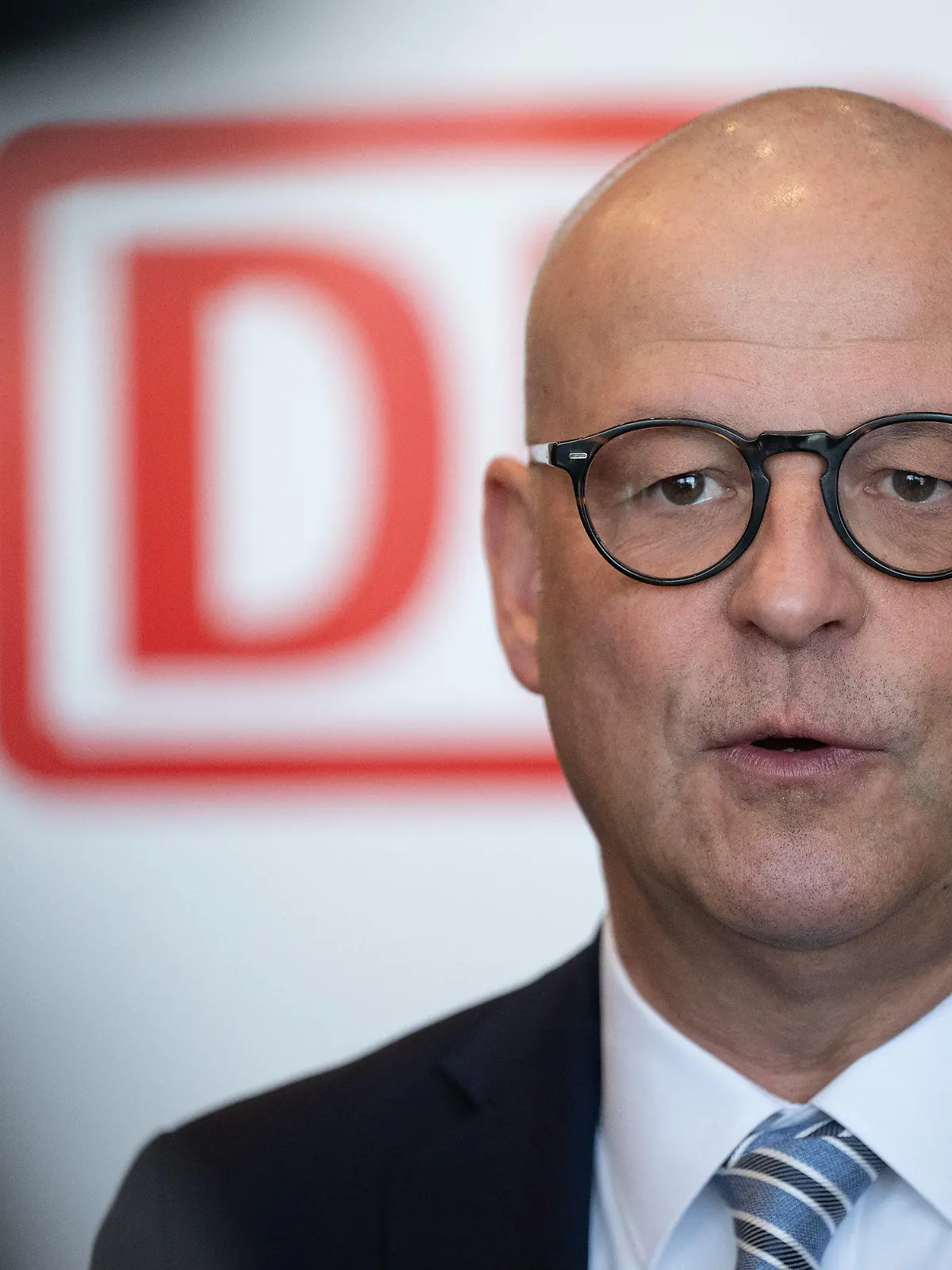 ARCHIV - 28.02.2023, Hessen, Fulda: Martin Seiler, Vorstand Personal und Recht der Deutschen Bahn, spricht vor der ersten Runde der Tarifverhandlungen zwischen der Gewerkschaft EVG und der Deutsche Bahn AG. Die Deutsche Bahn und die Eisenbahn- und Verkehrsgewerkschaft (EVG) haben am späten Dienstagnachmittag die Verhandlungen im laufenden Tarifstreit wieder aufgenommen. (zu dpa: "Bahn-Tarifverhandlungen in Berlin laufen wieder") Foto: Sebastian Gollnow/dpa +++ dpa-Bildfunk +++