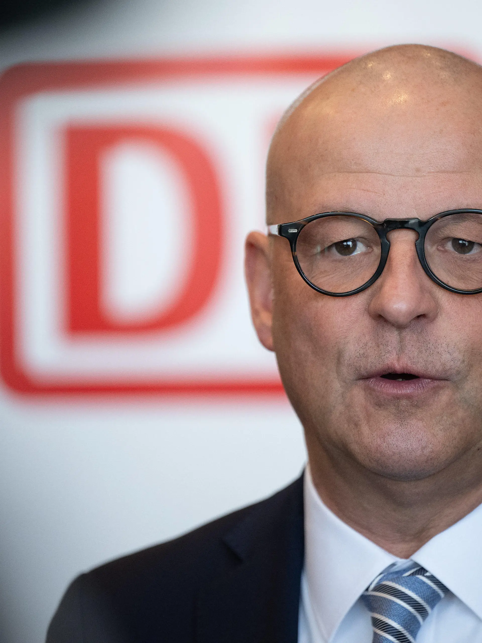 ARCHIV - 28.02.2023, Hessen, Fulda: Martin Seiler, Vorstand Personal und Recht der Deutschen Bahn, spricht vor der ersten Runde der Tarifverhandlungen zwischen der Gewerkschaft EVG und der Deutsche Bahn AG. Die Deutsche Bahn und die Eisenbahn- und Verkehrsgewerkschaft (EVG) haben am späten Dienstagnachmittag die Verhandlungen im laufenden Tarifstreit wieder aufgenommen. (zu dpa: "Bahn-Tarifverhandlungen in Berlin laufen wieder") Foto: Sebastian Gollnow/dpa +++ dpa-Bildfunk +++