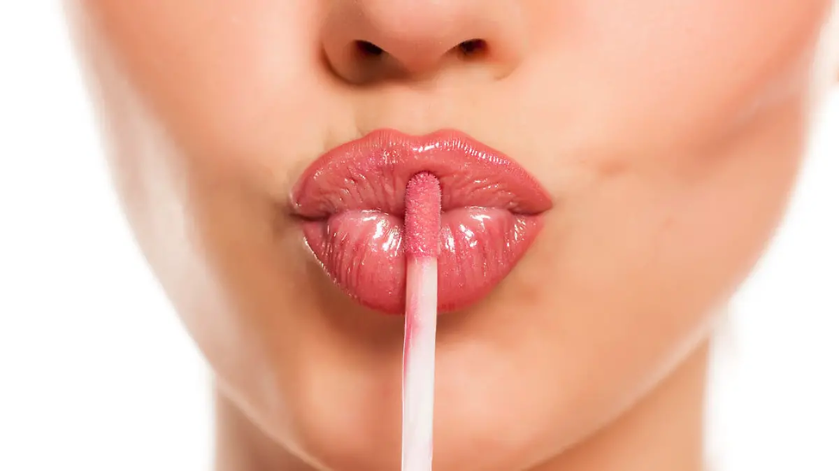 Frau benutzt Lipgloss