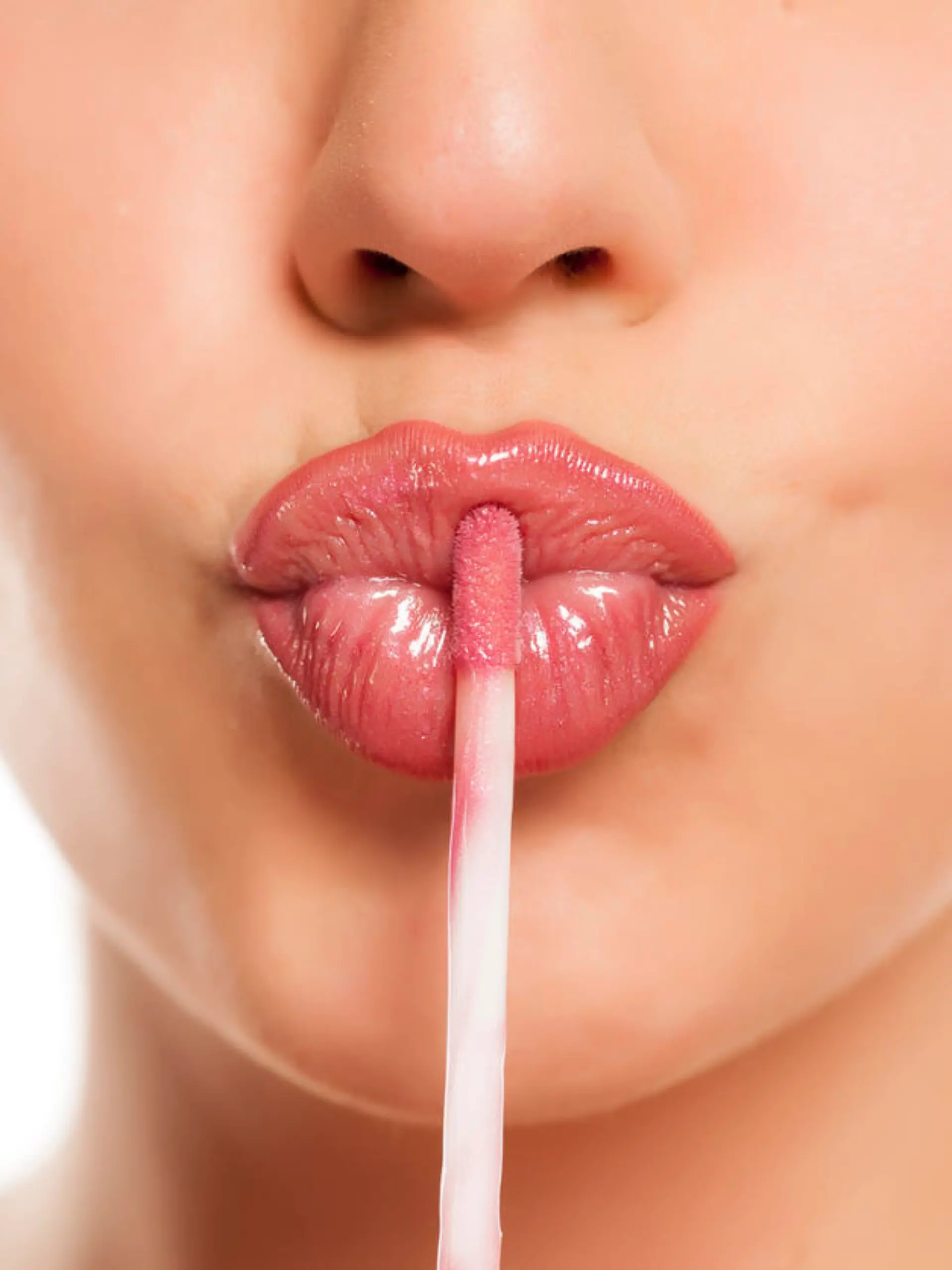 Frau benutzt Lipgloss