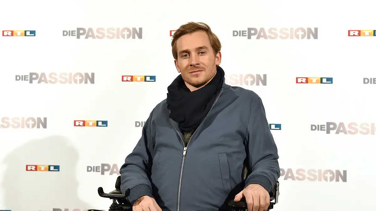 18.02.2020, Nordrhein-Westfalen, Essen: Samuel Koch, Schauspieler nach der Pressekonferenz zum RTL Musik-Live-Event "Die Passion·. RTL will auf dem Burgplatz in der Innenstadt von Essen die Passionsgeschichte mit Sängern und Schauspielern inszenieren. Foto: Caroline Seidel/dpa +++ dpa-Bildfunk +++