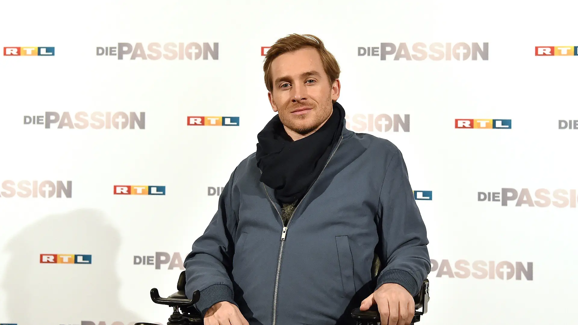 18.02.2020, Nordrhein-Westfalen, Essen: Samuel Koch, Schauspieler nach der Pressekonferenz zum RTL Musik-Live-Event "Die Passion·. RTL will auf dem Burgplatz in der Innenstadt von Essen die Passionsgeschichte mit Sängern und Schauspielern inszenieren. Foto: Caroline Seidel/dpa +++ dpa-Bildfunk +++