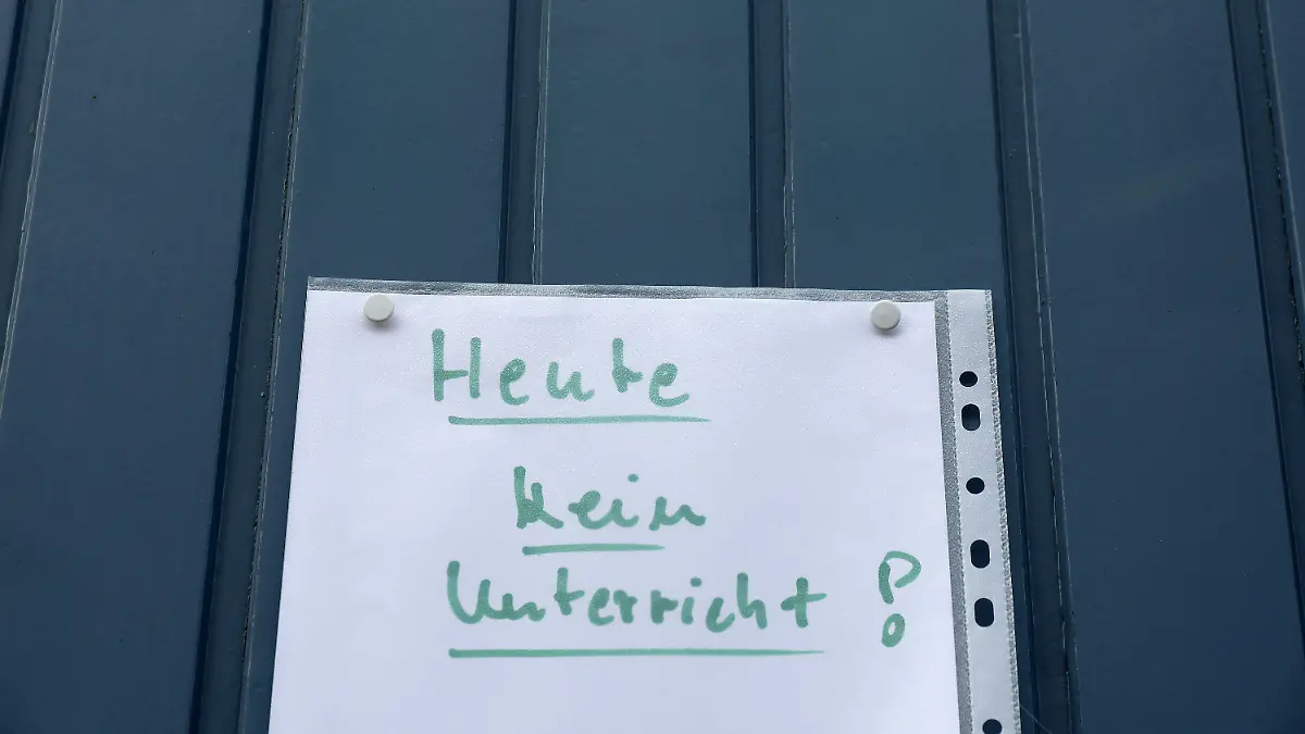 28.02.2020, Nordrhein-Westfalen, Gangelt: Ein Schild "Heute kein Unterricht" hängt an einer Fahrschule. Immer mehr Menschen im Kreis Heinsberg müssen nach den ersten Infektionsfällen mit dem neuartigen Coronavirus vorsorglich zu Hause bleiben. Foto: Oliver Berg/dpa +++ dpa-Bildfunk +++