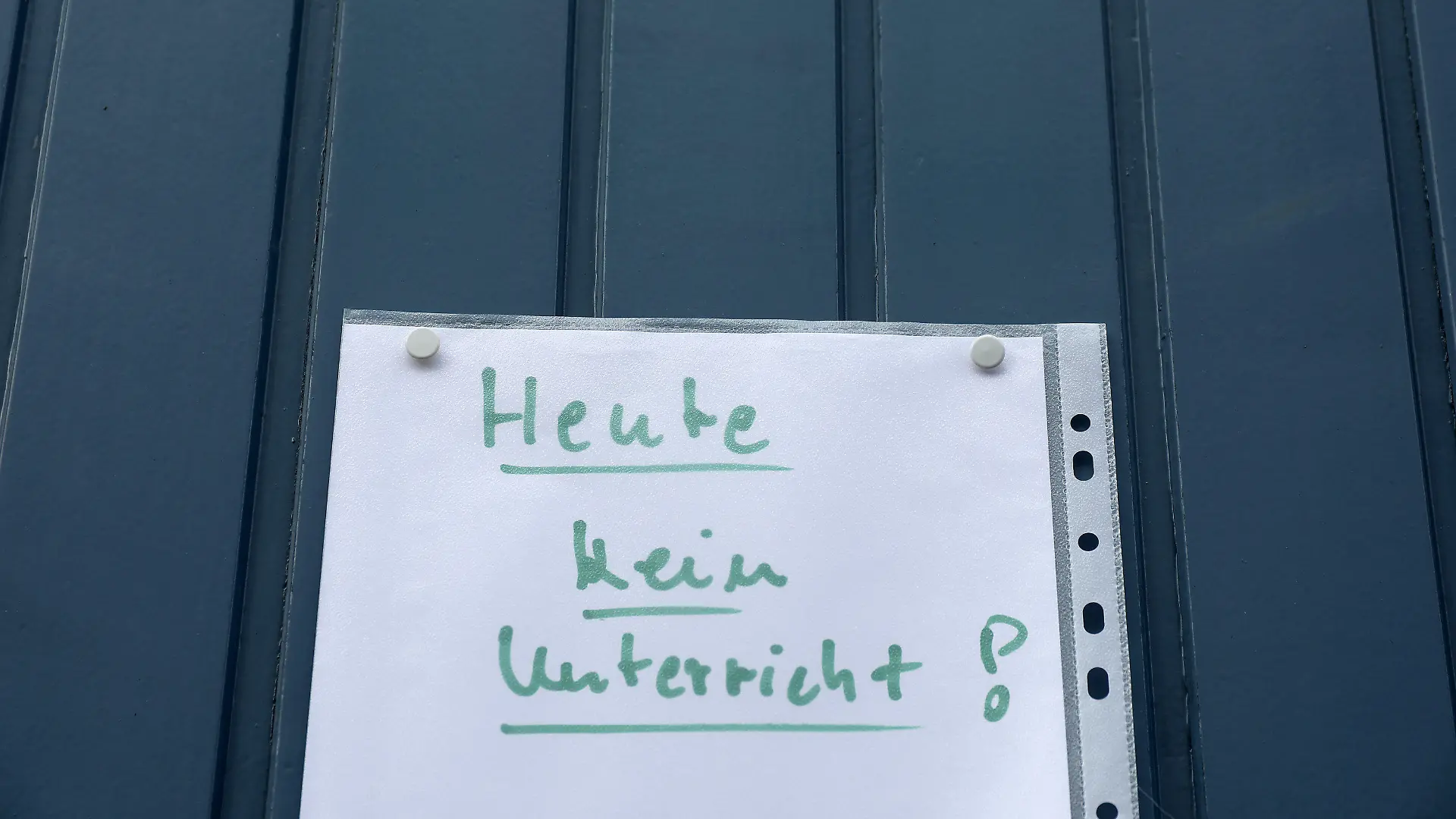 28.02.2020, Nordrhein-Westfalen, Gangelt: Ein Schild "Heute kein Unterricht" hängt an einer Fahrschule. Immer mehr Menschen im Kreis Heinsberg müssen nach den ersten Infektionsfällen mit dem neuartigen Coronavirus vorsorglich zu Hause bleiben. Foto: Oliver Berg/dpa +++ dpa-Bildfunk +++