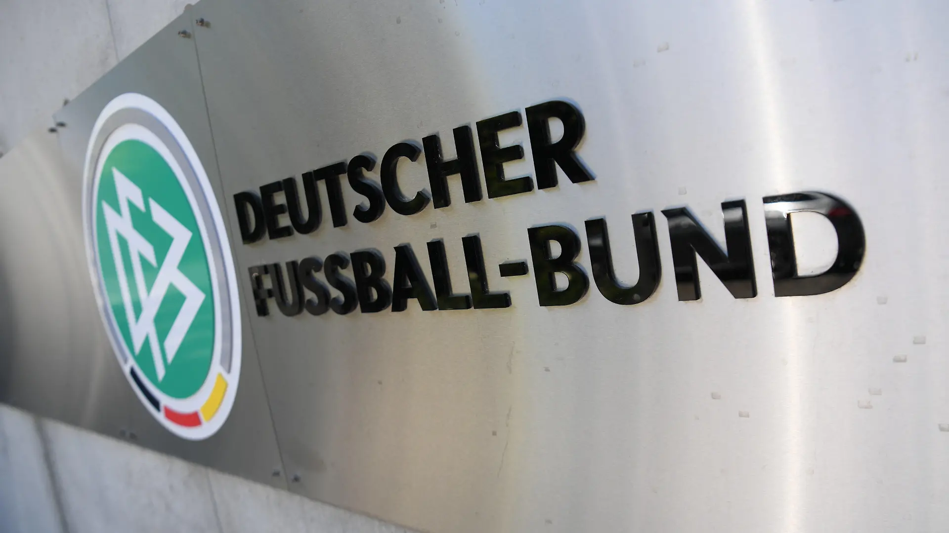 ARCHIV - 03.07.2018, Hessen, Frankfurt/Main: Logo und Schriftzug sind vor der Zentrale des Deutschen Fußball-Bundes (DFB) an einer Mauer platziert. (zu "Streit zwischen Fans und Verbänden: Krisensitzung beim DFB ") Foto: Arne Dedert/dpa +++ dpa-Bildfunk +++