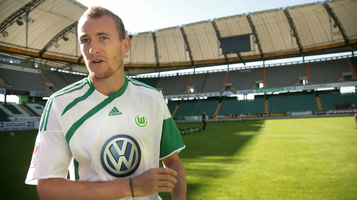 Neuzugang Thomas Kahlenberg vom VfL Wolfsburg aufgenommen während des offiziellen Fototermins am Montag (13.07.2009) in der Volkwagen-Arena in Wolfsburg. Foto: Jens Wolf dpa +++(c) dpa - Bildfunk+++