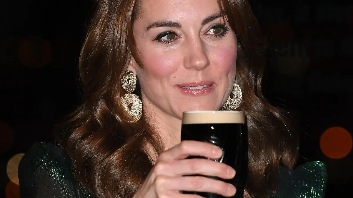 In Irland genießt Herzogin Kate ein Bier.