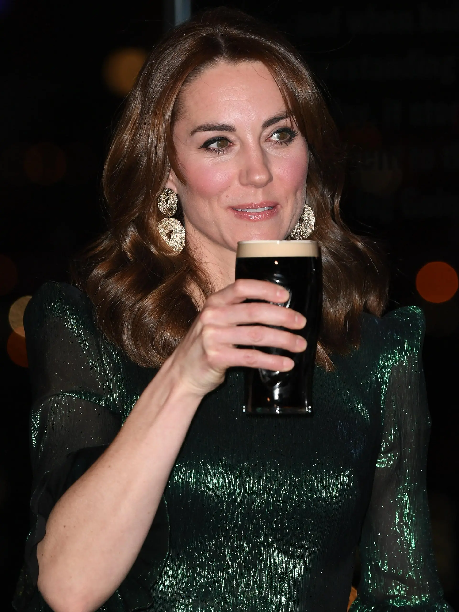 In Irland genießt Herzogin Kate ein Bier.