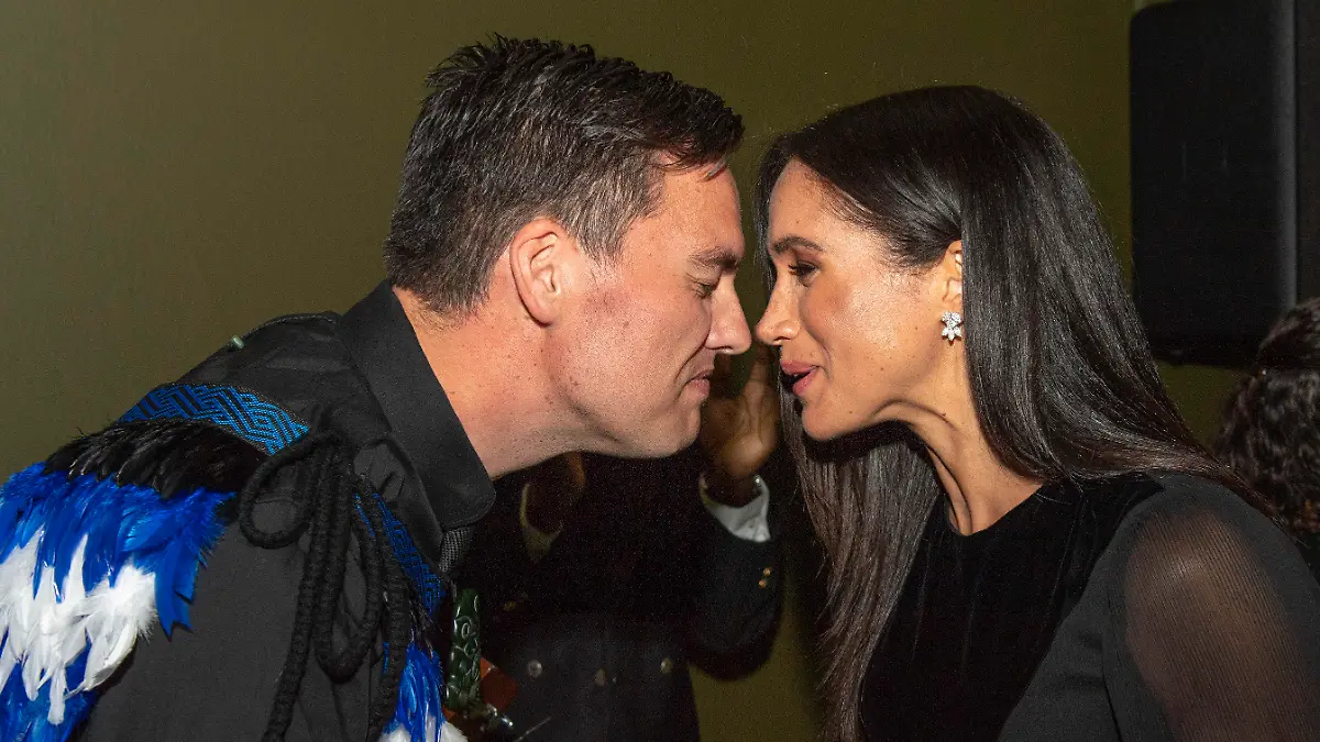 25.09.2018, Großbritannien, London: Herzogin Meghan erhält einen Hongi, eine traditionelle Maori-Begrüßung, als sie der Eröffnung der Ausstellung «Oceania» die Royal Academy of Arts teilnimmt. Foto: Arthur Edwards/The Sun/PA Wire/dpa +++ dpa-Bildfunk +++