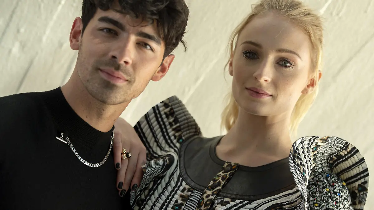 Joe Jonas und Sophie Turner zeigen sich bei der "Louis Vuitton Cruise 2020 Fashion Show" im modischen Partnerlook.