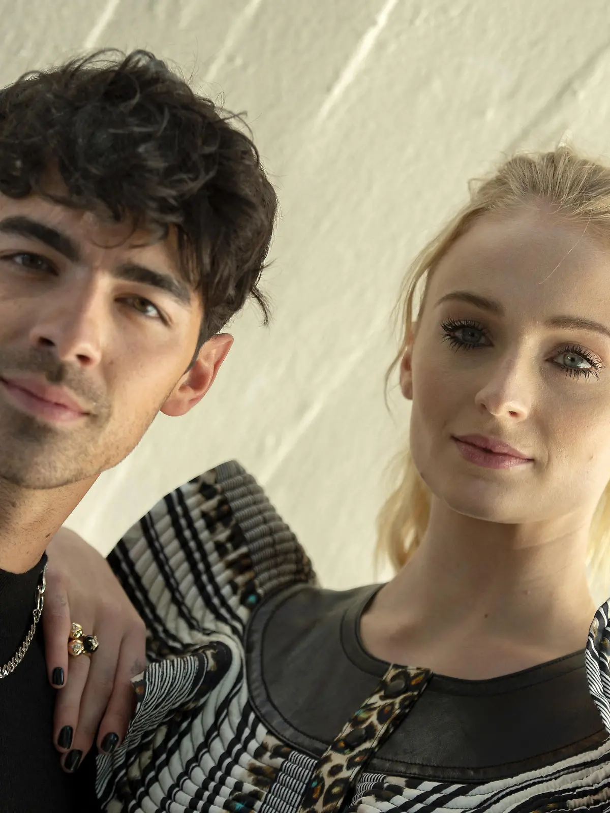 Joe Jonas und Sophie Turner zeigen sich bei der "Louis Vuitton Cruise 2020 Fashion Show" im modischen Partnerlook.