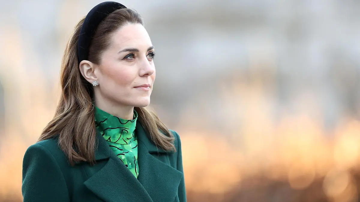 Herzogin Kate ist auch in Irland der absolute Hingucker. Hier wohnt sie einer Kranzniederlegung im "Garden of Remembrance" bei.