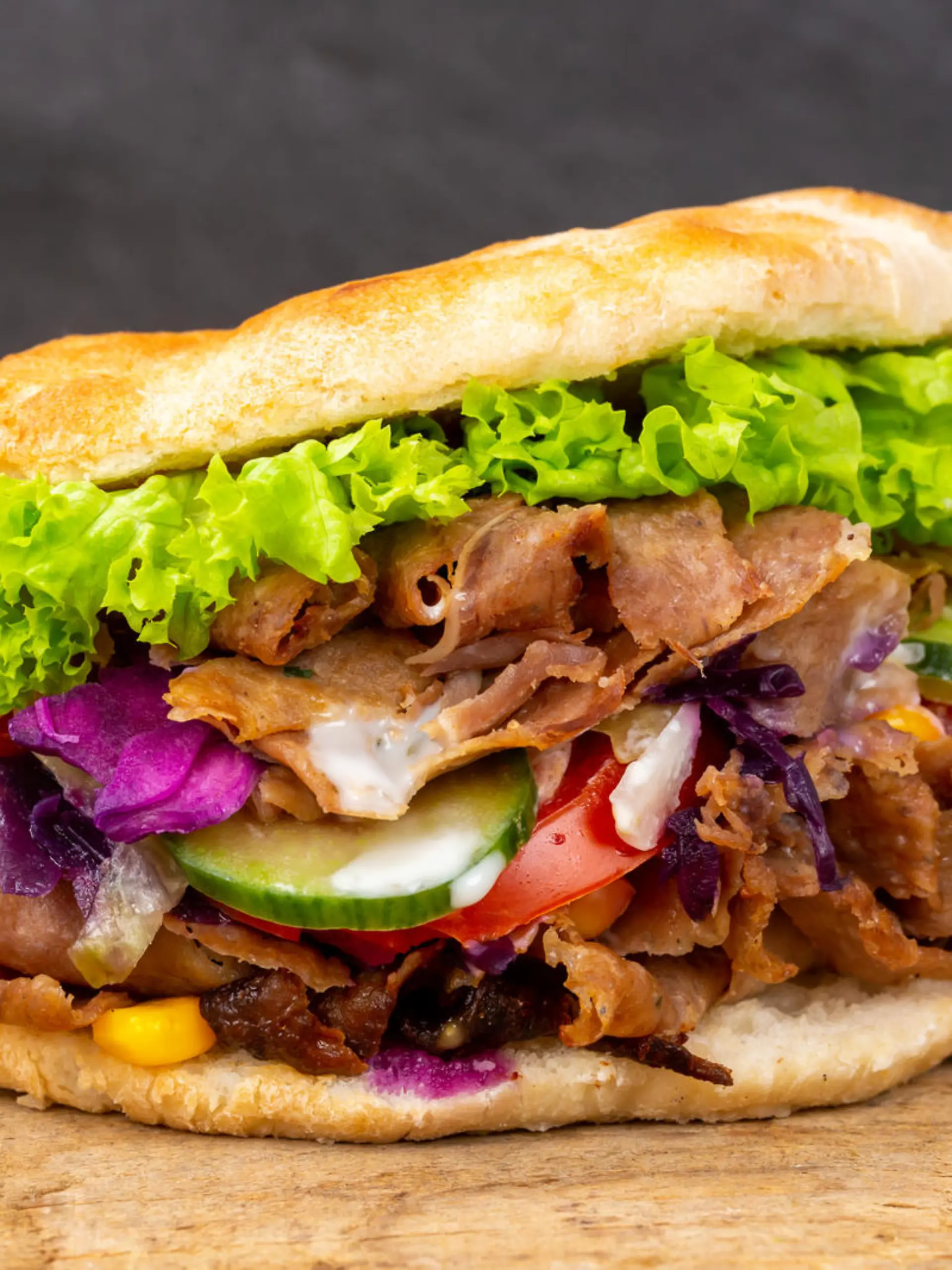 Stuttgart, Deutschland - 11. Februar 2021: Döner Kebab Doner Kebap Fastfood Essen im Fladenbrot auf Holzbrett in Stuttgart, Deutschland.