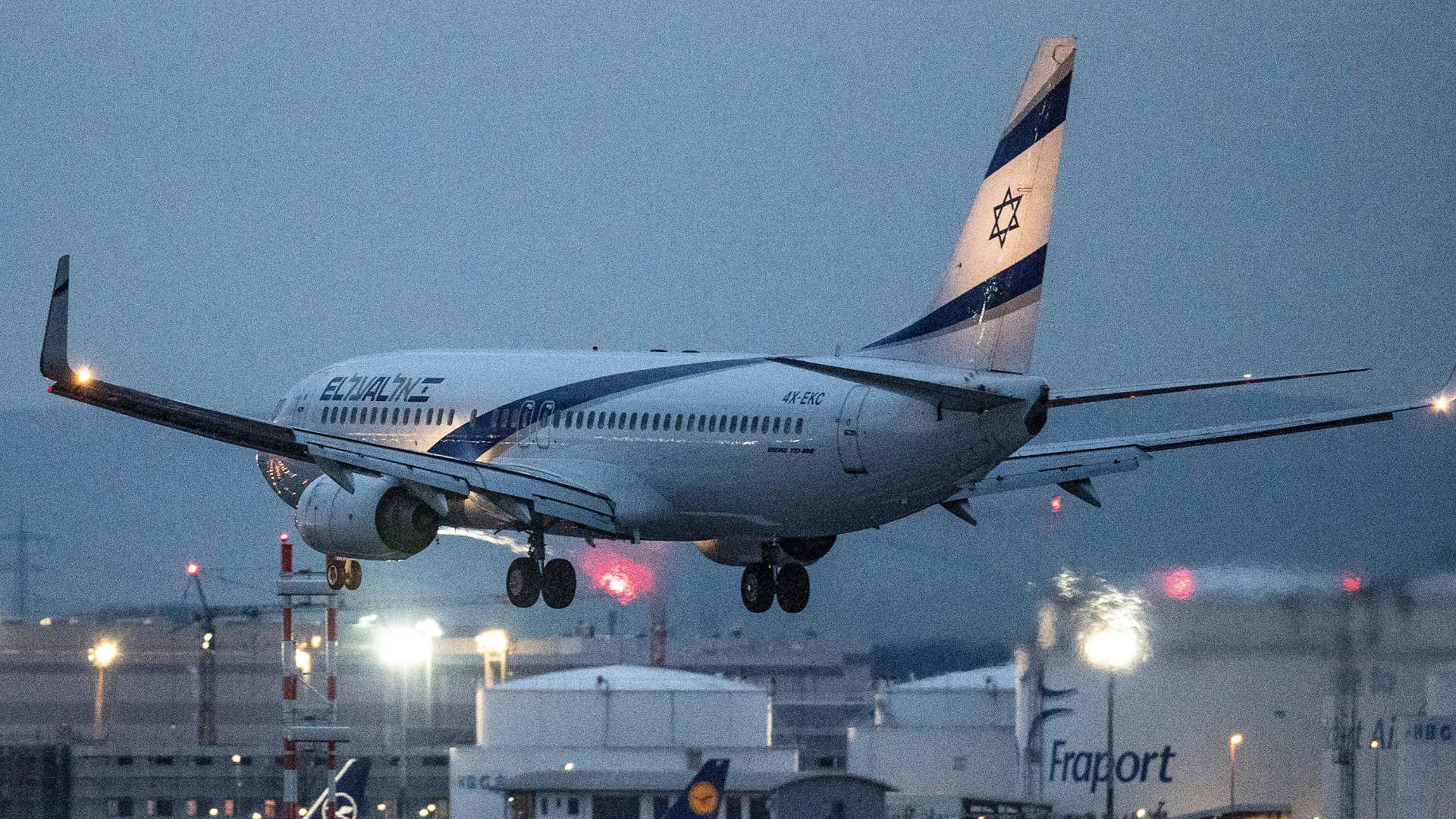 ARCHIV - 01.03.2020, Hessen, Frankfurt/Main: Eine Passagiermaschine der israelischen Airline El Al landet nach Einbruch der Dunkelheit auf dem Flughafen Frankfurt. El Al hat wegen der Coronavirus-Krise strenge Sparmaßnahmen beschlossen. 1000 Mitarbeiter sollten entlassen werde, bestätigte ein Sprecher. Foto: Boris Roessler/dpa +++ dpa-Bildfunk +++