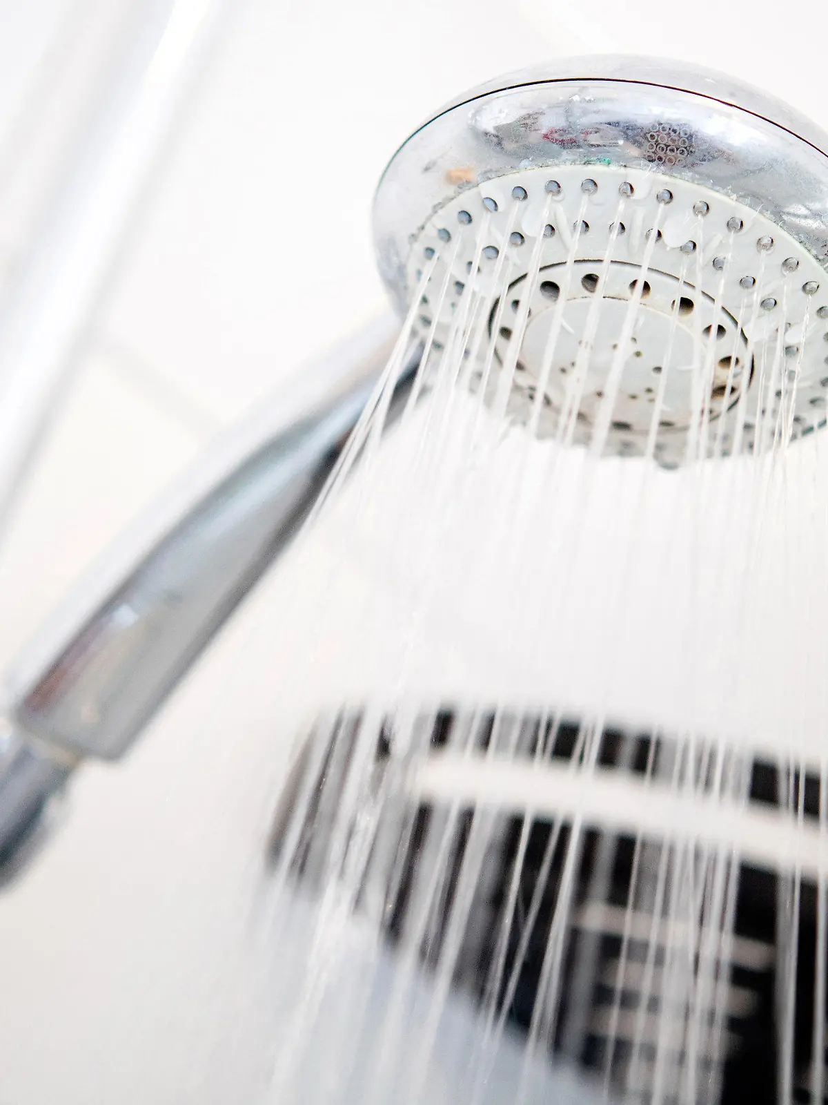 ARCHIV - 14.09.2022, Niedersachsen, Oldenburg: Ein Duschkopf hängt in einer Dusche in einem Badezimmer. (Illustration zu dpa  "Turnhallen nach Legionellen-Fällen in Cottbus vorläufig gesperrt") Foto: Hauke-Christian Dittrich/dpa +++ dpa-Bildfunk +++