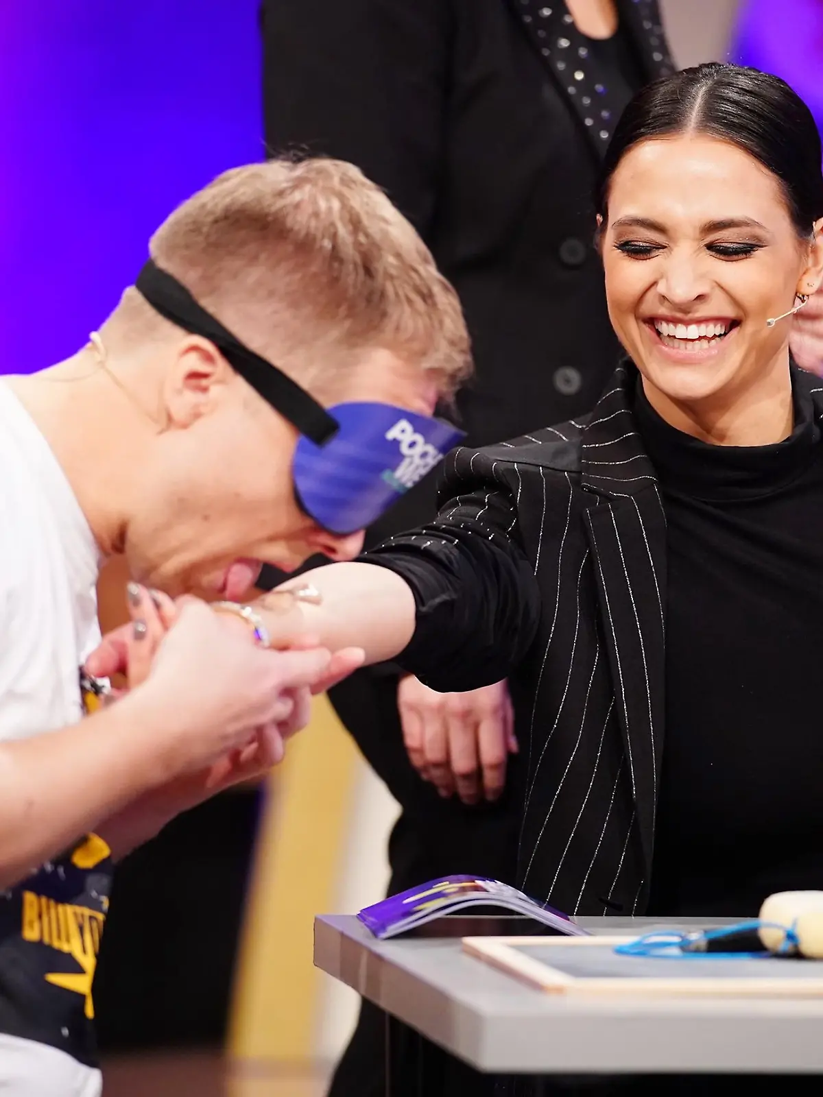Amira Pocher muss sich bei "Pocher vs. Wendler" von ihrem Gatten den Unterarm abschlecken lassen.