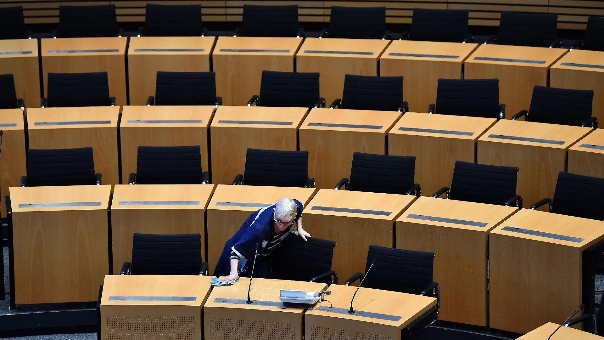 dpatopbilder - 03.03.2020, Thüringen, Erfurt: Im Plenarsaal des Thüringer Landtags werden die Plätze der Linken-Fraktion geputzt. Beim neuen Anlauf für die Ministerpräsidentenwahl in Thüringen stehen sich voraussichtlich am 4. März der Linke-Politiker Ramelow und der Thüringer AfD-Chef Höcke als Kandidaten gegenüber. Mit der neuen Wahl des Regierungschefs soll eine fast einen Monat andauernde Krise in Thüringen beendet werden. Foto: Martin Schutt/dpa-Zentralbild/dpa +++ dpa-Bildfunk +++