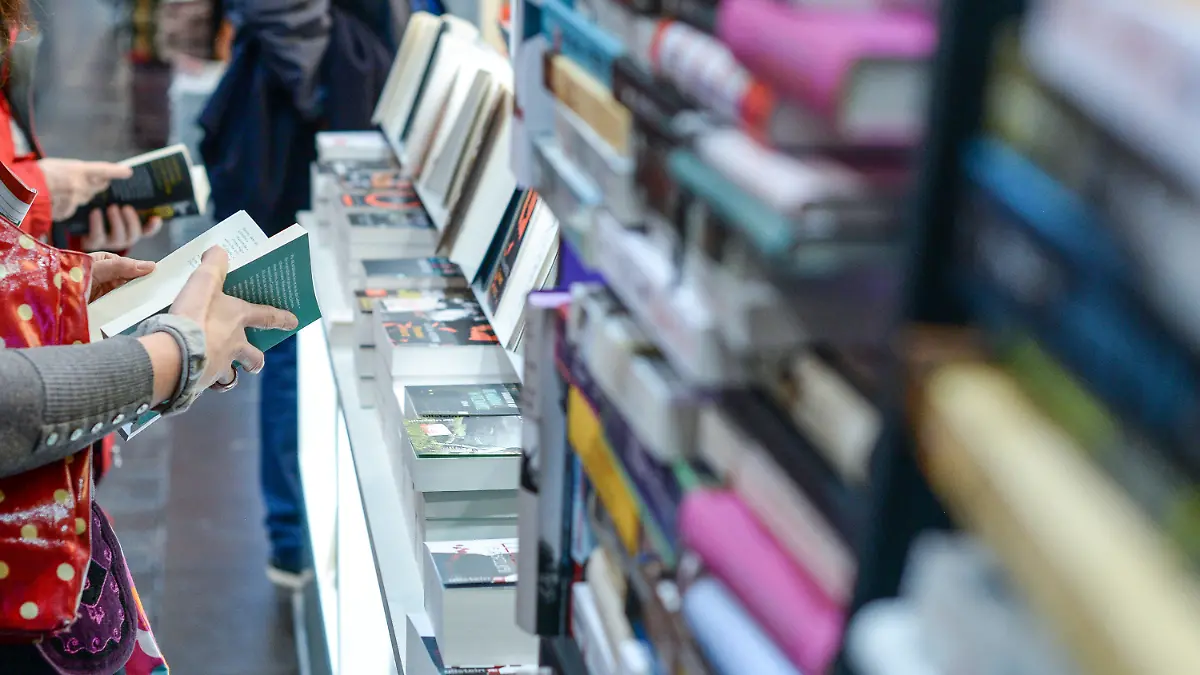 ARCHIV - 16.03.2018, Sachsen, Leipzig: Bücher liegen am Stand eines Buchverlages in den Hallen auf der Leipziger Buchmesse. Die Debatte um zu wenige Frauen in den Programmen von Verlagen begann im Netz unter #Vorschauenzählen. Nun kommt das Thema bei der Leipziger Buchmesse auf Podien. (zu dpa "Vom Hashtag auf die Buchmesse-Podien: Frauen in Verlagsprogrammen") Foto: Jens Kalaene/dpa-Zentralbild/dpa +++ dpa-Bildfunk +++