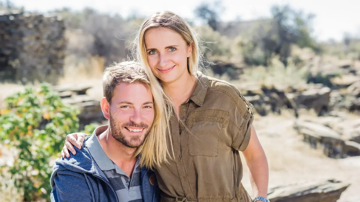Achtung! Sperrfrist für alle Medien bis Mo., 06.11.2017, 22:15 Uhr!    Gerald (30), der attraktive Farmer aus Namibia hat sich auf dem Scheunenfest u.a. für Anna (27, Projektleiterin) entschieden. Sie ist zur Hofwoche auf seine Farm in Namibia.
