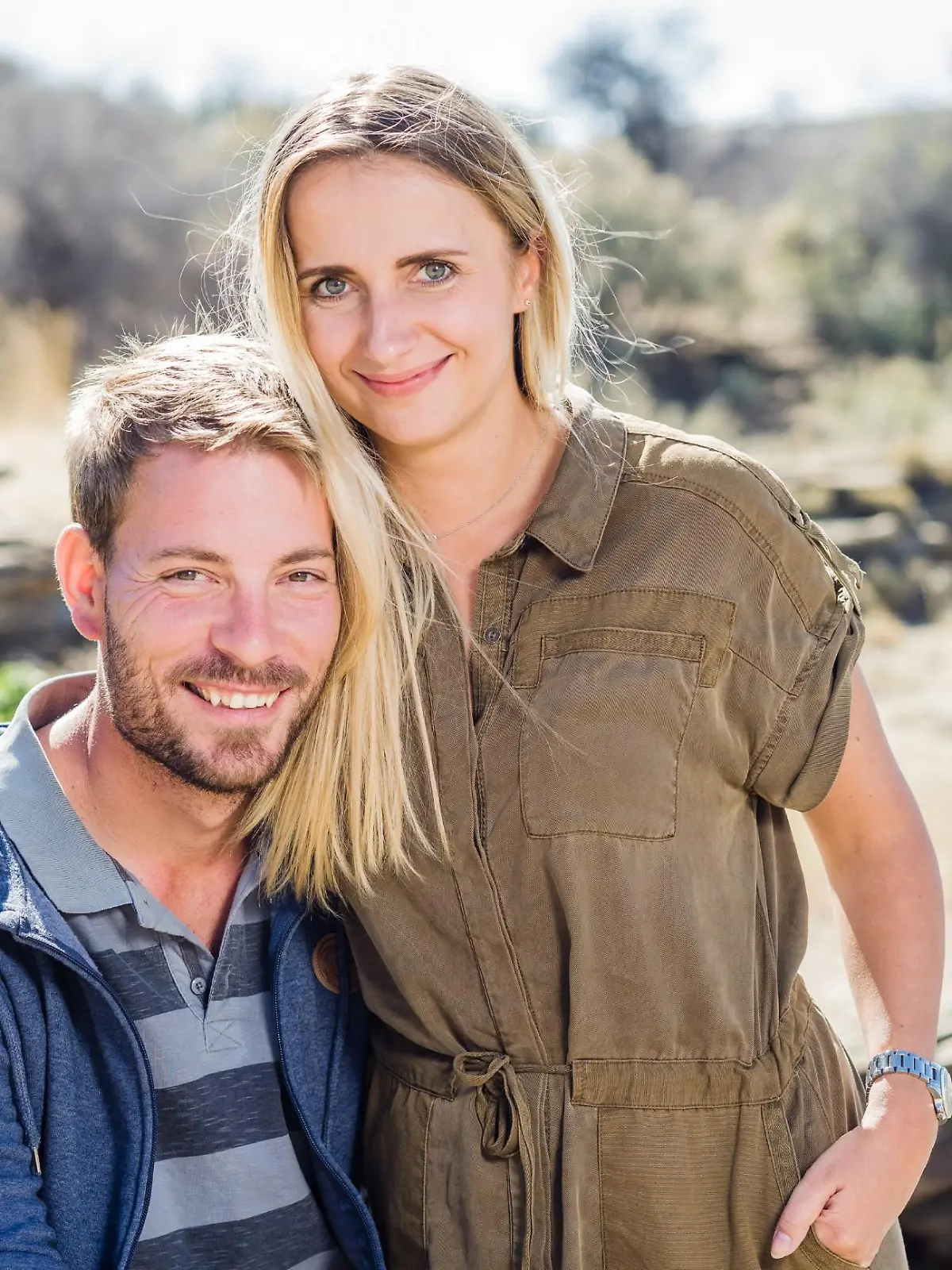 Achtung! Sperrfrist für alle Medien bis Mo., 06.11.2017, 22:15 Uhr!    Gerald (30), der attraktive Farmer aus Namibia hat sich auf dem Scheunenfest u.a. für Anna (27, Projektleiterin) entschieden. Sie ist zur Hofwoche auf seine Farm in Namibia.
