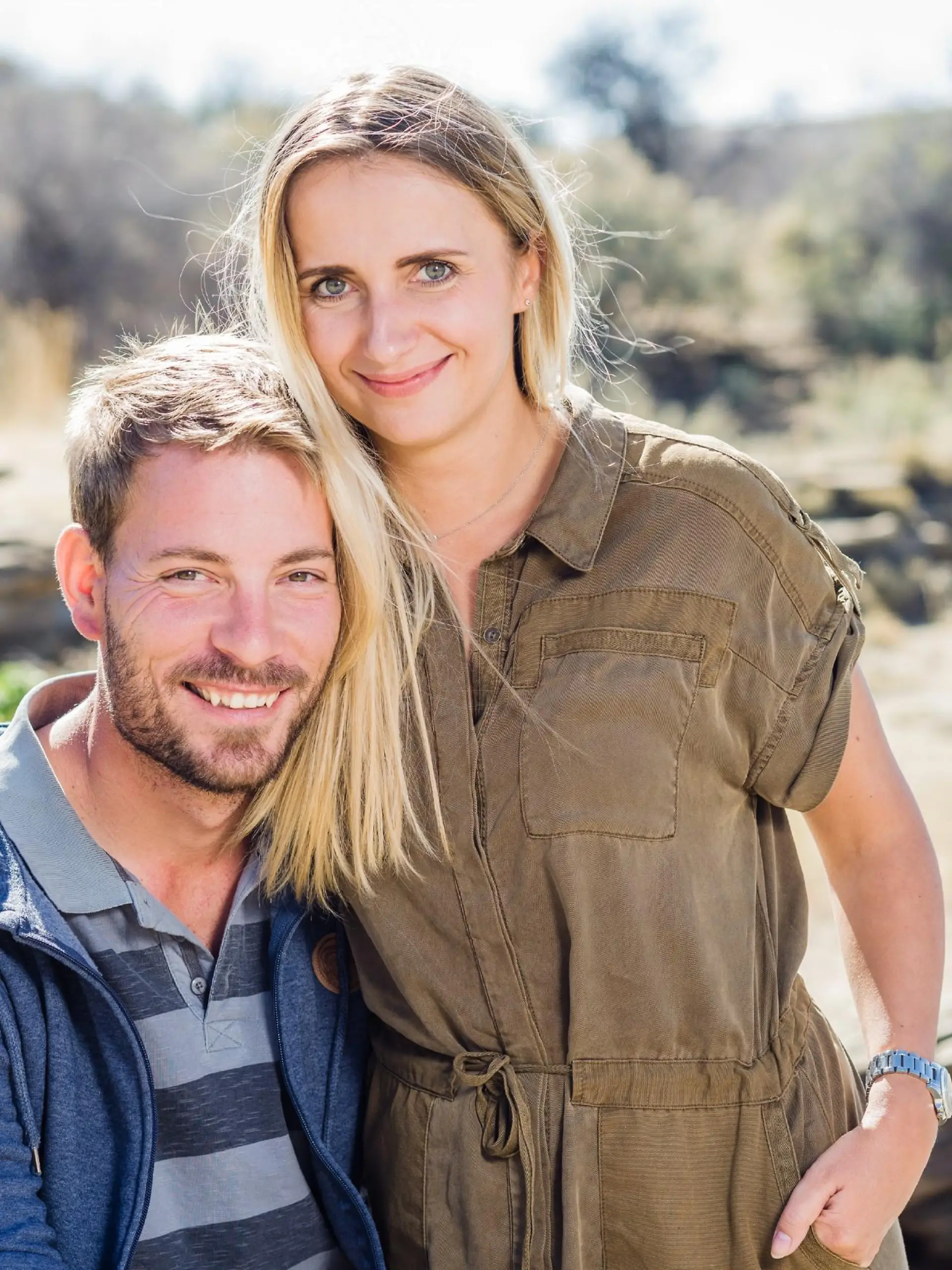Achtung! Sperrfrist für alle Medien bis Mo., 06.11.2017, 22:15 Uhr!    Gerald (30), der attraktive Farmer aus Namibia hat sich auf dem Scheunenfest u.a. für Anna (27, Projektleiterin) entschieden. Sie ist zur Hofwoche auf seine Farm in Namibia.