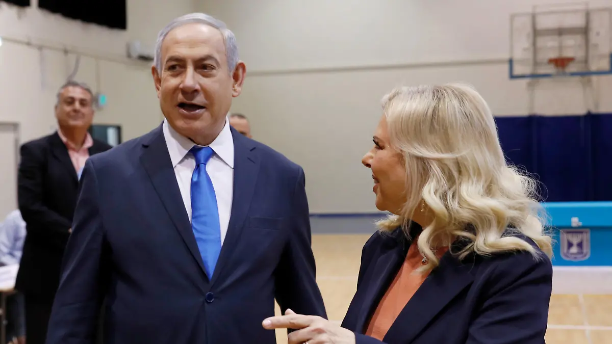 02.03.2020, Israel, Jerusalem: Benjamin Netanjahu, Ministerpräsident von Israel, und seine Frau Sara Netanjahu stehen am Tag der Parlamentswahlen in einem Wahllokal. Zwei israelische Parlamentswahlen im vergangenen Jahr endeten ohne klare Entscheidung. Nun gehen Israels Wähler zum dritten Mal binnen eines Jahres wählen. Foto: Atef Safadi/Pool European Pressphoto Agency/AP/dpa +++ dpa-Bildfunk +++
