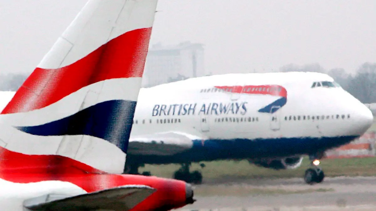 ARCHIV - British Airways-Flugzeuge am Flughafen in Heathrow (Archivfoto vom 16.12.2007). Nachdem sich Hoffnungen auf eine Einigung in letzter Minute zerschlagen hatten, ist das Kabinenpersonal der
verlustreichen Fluggesellschaft British Airways (BA) am Montag (24.05.2010) in einen fünftägigen Streik getreten. Foto: ANDY RAIN  +++(c) dpa - Bildfunk+++
