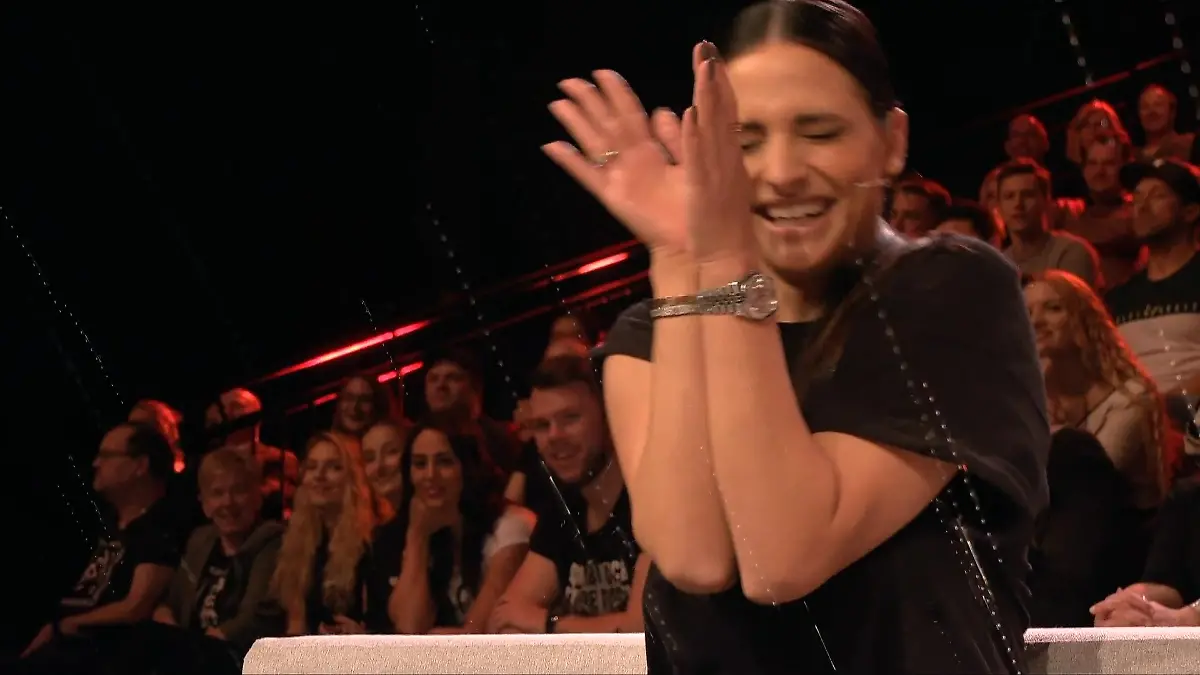 Oli schüttet seiner Amira ein Glas Wasser ins Gesicht Streit bei den Pochers?