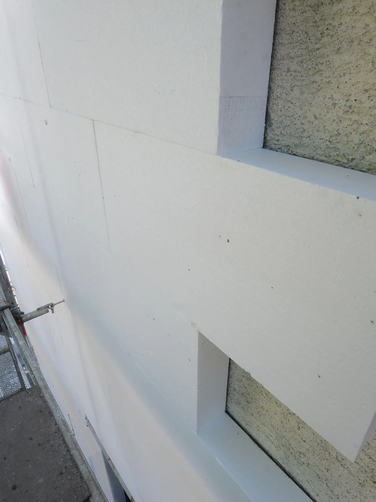 ARCHIV - Ein Arbeiter befestigt Styroporplatten zur Wärmedämmung an einer Fassade in Straubing (Bayern), aufgenommen am 07.07.2010. Nach dem Scheitern des Steuerbonus für energetische Gebäudesanierungen will der Bund solche Umbauten im Alleingang bezuschussen: mit bis zu 5000 Euro je Projekt. Foto: Armin Weigel/dpa (zu dpa «Bis zu 5000 Euro Zuschuss für energetische Haussanierung geplant» vom 16.12.2012)  +++(c) dpa - Bildfunk+++
