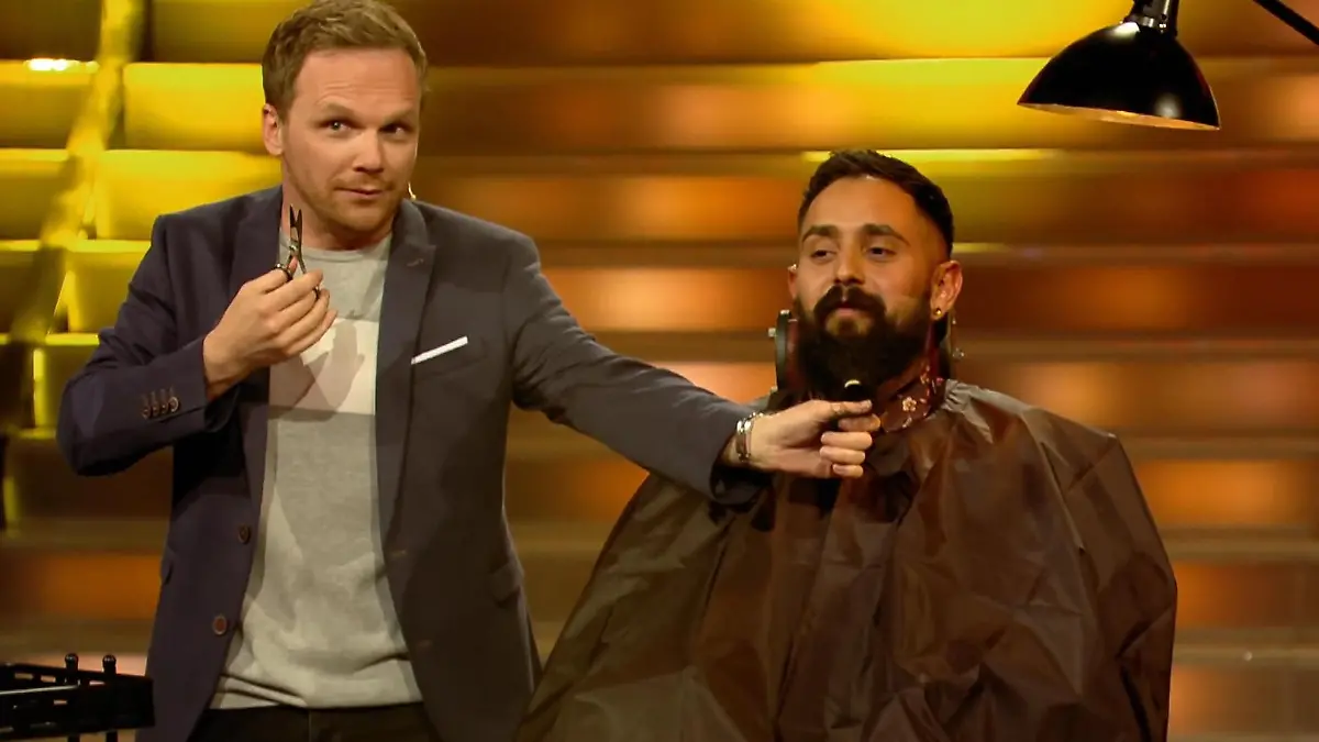 Bei Kandidat Sam kommt der Bart ab! "Take Me Out"-Moderator Ralf Schmitz legt Hand an