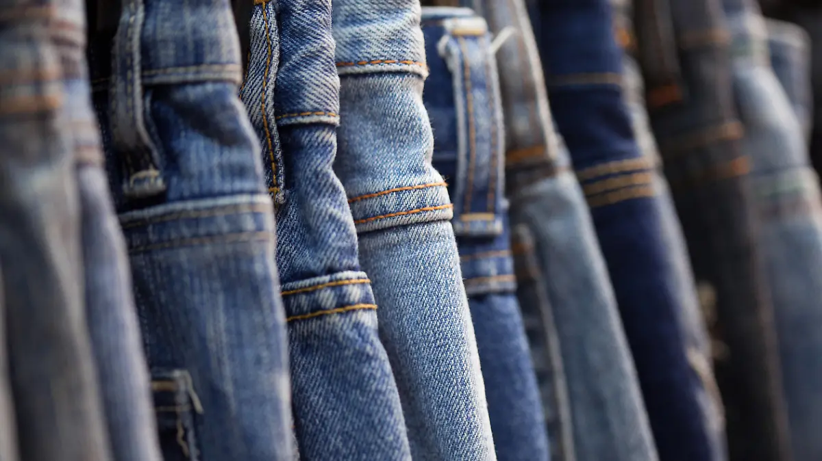 Jeanshosen auf Kleiderbügeln
