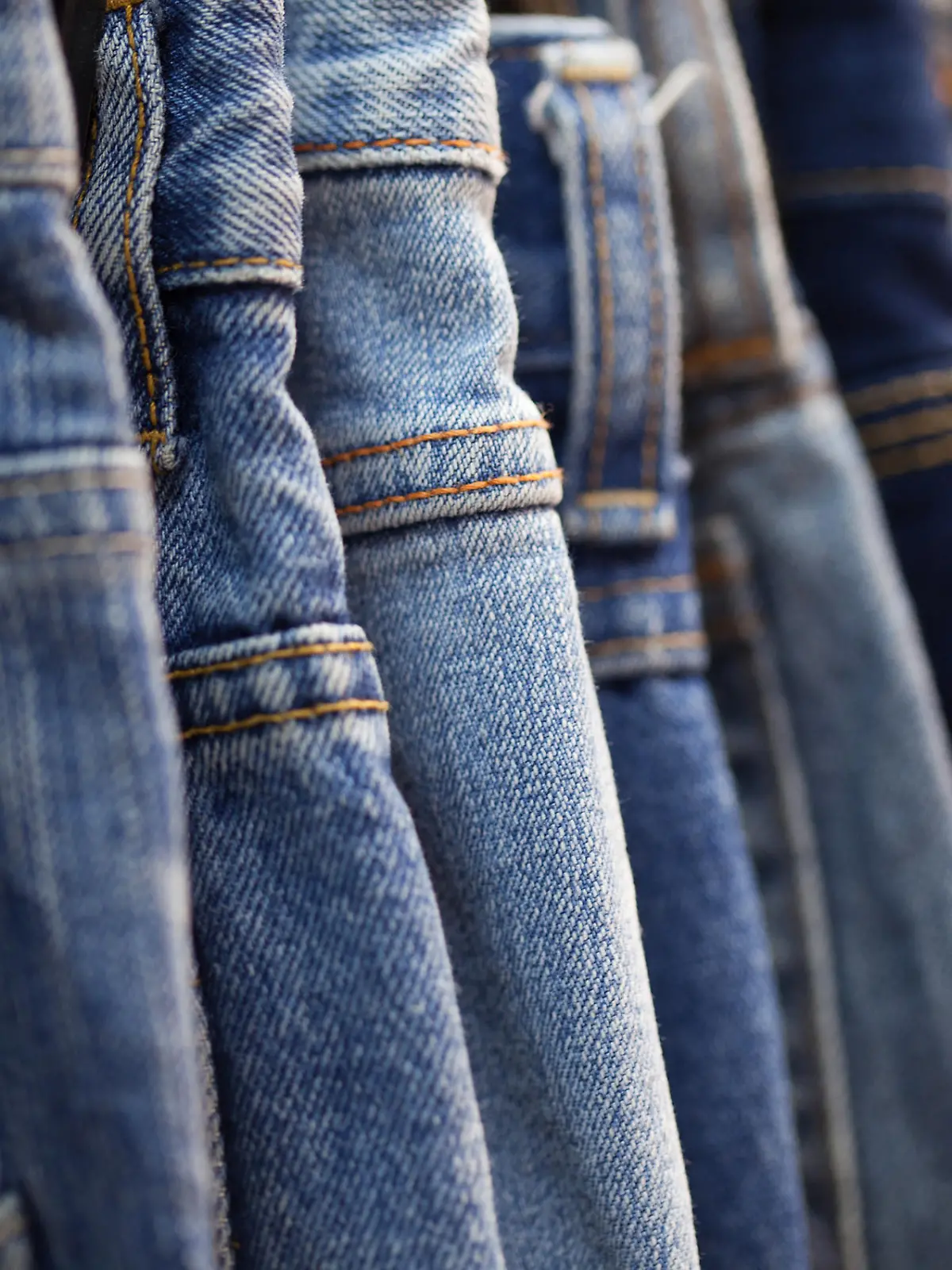 Jeanshosen auf Kleiderbügeln
