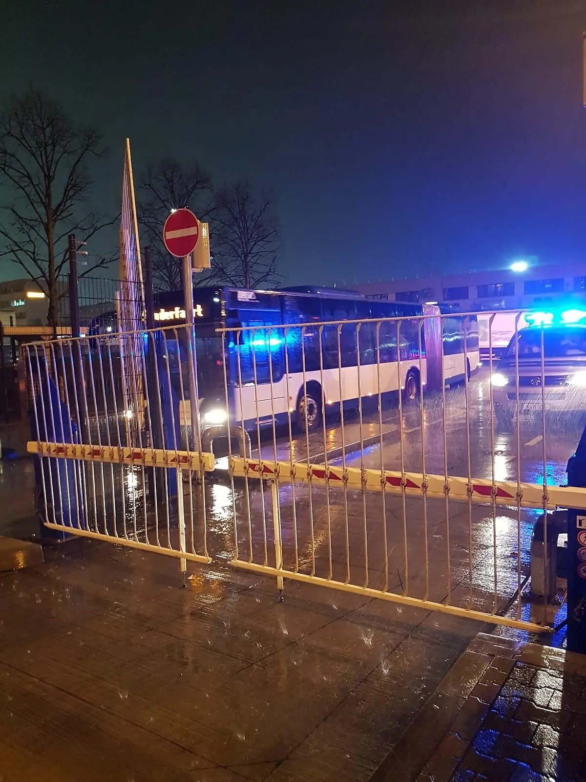 Hier fahren Busse die Wuhan-Rückkehrer ins das Quarantäne-Quartier.