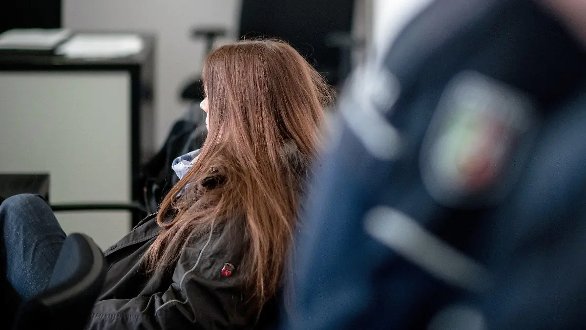 28.02.2020, Nordrhein-Westfalen, Duisburg: Die Angeklagte sitzt im Gerichtssaal. Die 44-Jährige soll eine Mitarbeiterin des Jugendamtes und den Oberbürgermeister bedroht haben, weil sie gegen die Masernimpfung ihrer Tochter war. Der Fall wird vor dem Amtsgericht in Duisburg verhandelt. Die Anklage wirft der Frau versuchte Nötigung vor. Foto: Fabian Strauch/dpa +++ dpa-Bildfunk +++