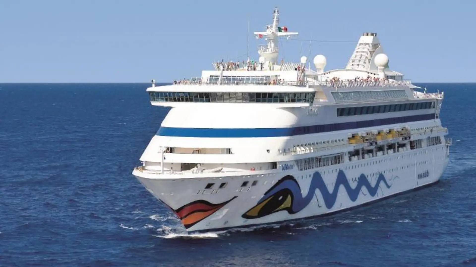 Die "Aidavita" fährt über das Meer