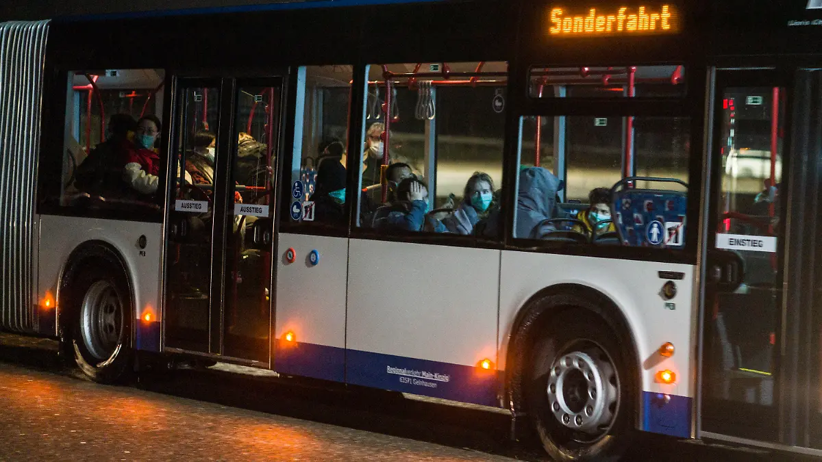 01.02.2020, Rheinland-Pfalz, Germersheim: Ein Bus mit wegen des Coronavirus evakuierten Menschen kommt in der Nacht in einem Konvoi an der Kaserne Südpfalz der Bundeswehr an. Die Bundeswehr hat 100 Deutsche und Angehörige von ihnen aus der stark vom Coronavirus betroffenen Stadt Wuhan in China zurückgeholt. Das Bundeswehrflugzeug mit Rückkehrern aus China an Bord ist am Samstag den 01.02.2020 in Frankfurt angekommen. Am Frankfurter Flughafen stiegen zunächst medizinische Fachkräfte mit Schutzmasken und Schutzkleidung in das Flugzeug, um die Passagiere zu begutachten und zu befragen. Eine nähere Untersuchung sollte im sogenannten Medical Assessment Center geschehen - eine umgewidmete Sporthalle. Danach sollte entschieden werden, ob einige Passagiere in die Frankfurter Universitätsklinik in eine Isolierstation gebracht werden, hieß es vom Frankfurter Gesundheitsamt. Die gesunden Rückkehrer sollen zu einem Luftwaffenstützpunkt im rheinland-pfälzischen Germersheim gebracht werden, wo sie für zwei Wochen in Quarantäne bleiben müssen. Foto: Frank Rumpenhorst/dpa +++ dpa-Bildfunk +++
