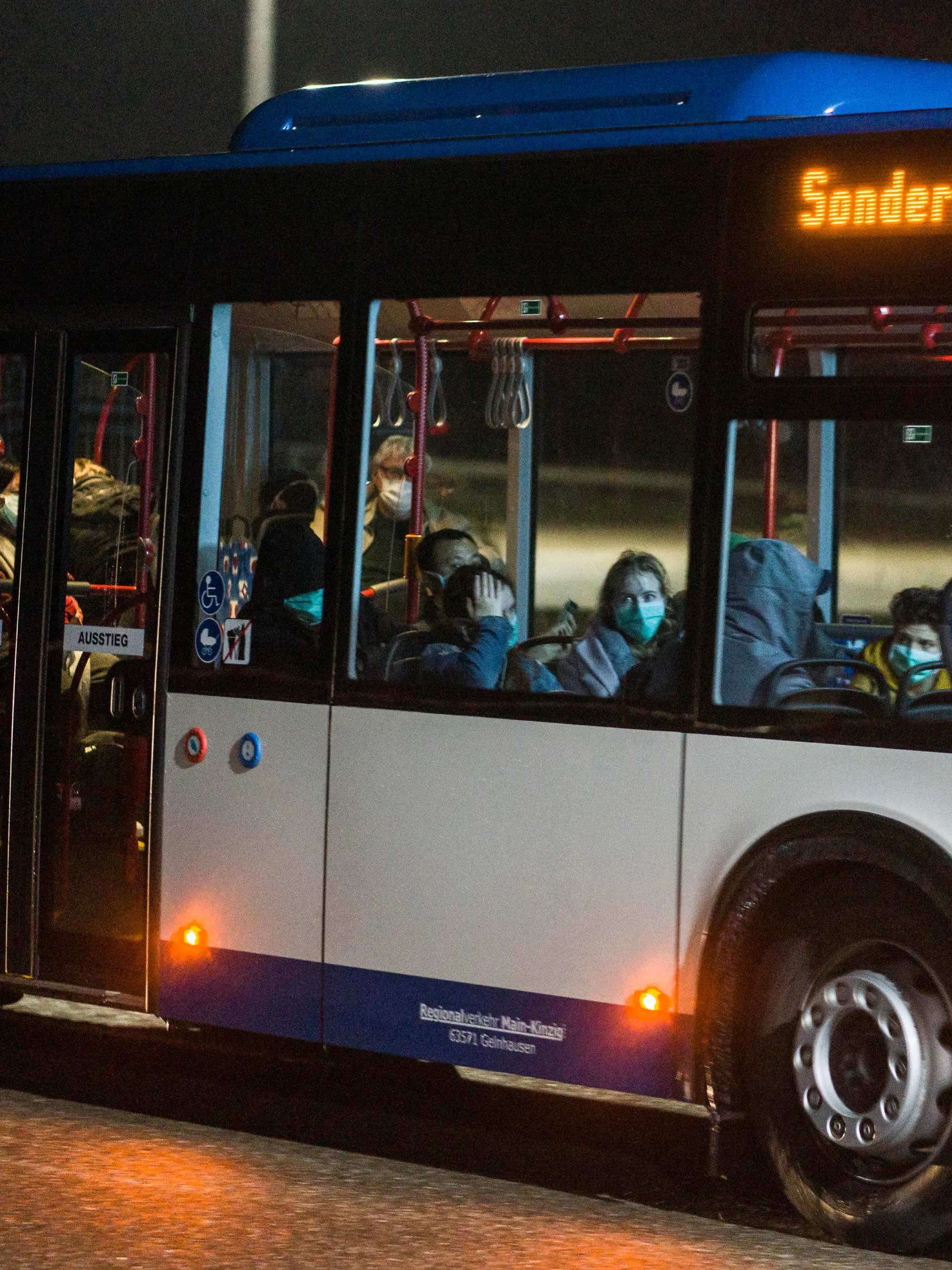 01.02.2020, Rheinland-Pfalz, Germersheim: Ein Bus mit wegen des Coronavirus evakuierten Menschen kommt in der Nacht in einem Konvoi an der Kaserne Südpfalz der Bundeswehr an. Die Bundeswehr hat 100 Deutsche und Angehörige von ihnen aus der stark vom Coronavirus betroffenen Stadt Wuhan in China zurückgeholt. Das Bundeswehrflugzeug mit Rückkehrern aus China an Bord ist am Samstag den 01.02.2020 in Frankfurt angekommen. Am Frankfurter Flughafen stiegen zunächst medizinische Fachkräfte mit Schutzmasken und Schutzkleidung in das Flugzeug, um die Passagiere zu begutachten und zu befragen. Eine nähere Untersuchung sollte im sogenannten Medical Assessment Center geschehen - eine umgewidmete Sporthalle. Danach sollte entschieden werden, ob einige Passagiere in die Frankfurter Universitätsklinik in eine Isolierstation gebracht werden, hieß es vom Frankfurter Gesundheitsamt. Die gesunden Rückkehrer sollen zu einem Luftwaffenstützpunkt im rheinland-pfälzischen Germersheim gebracht werden, wo sie für zwei Wochen in Quarantäne bleiben müssen. Foto: Frank Rumpenhorst/dpa +++ dpa-Bildfunk +++
