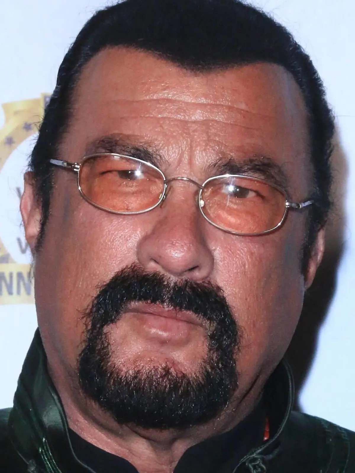 Steven Seagal: Strafe wegen unlauterer Werbung für Kryptowährung