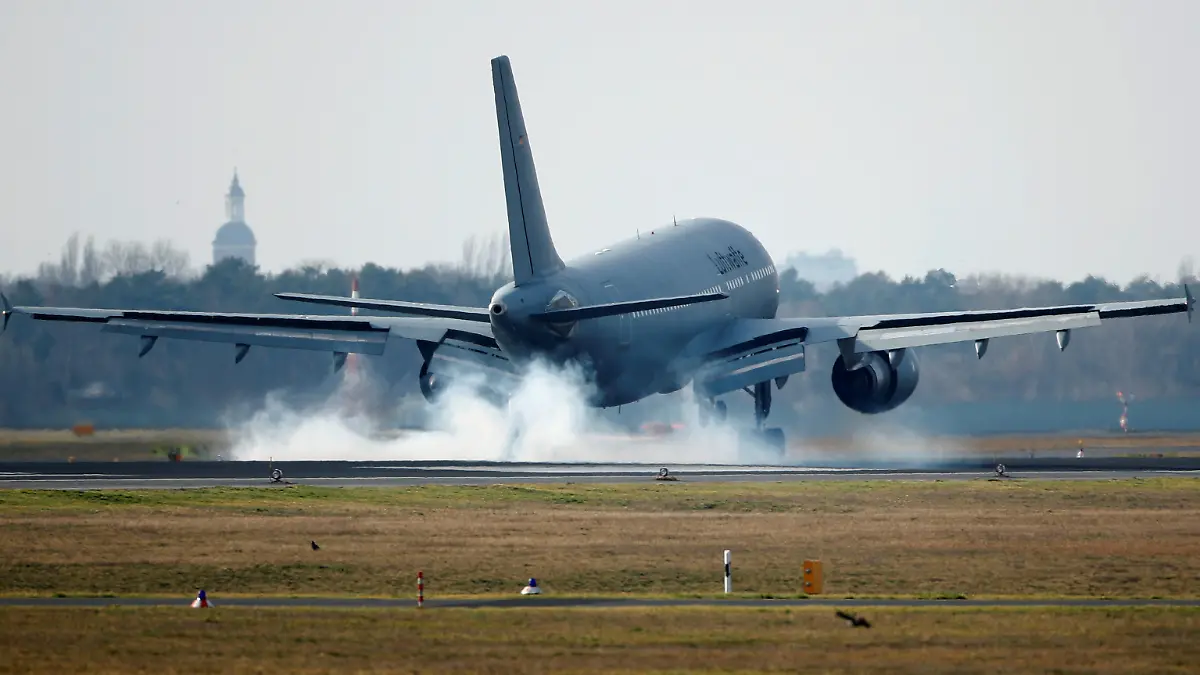A group of 20 Germans evacuated from China's coronavirus epicentre Wuhan arrive with a German air force plane in Berlin Tegel, Germany, February 9, 2020.   REUTERS/Hannibal Hanschke