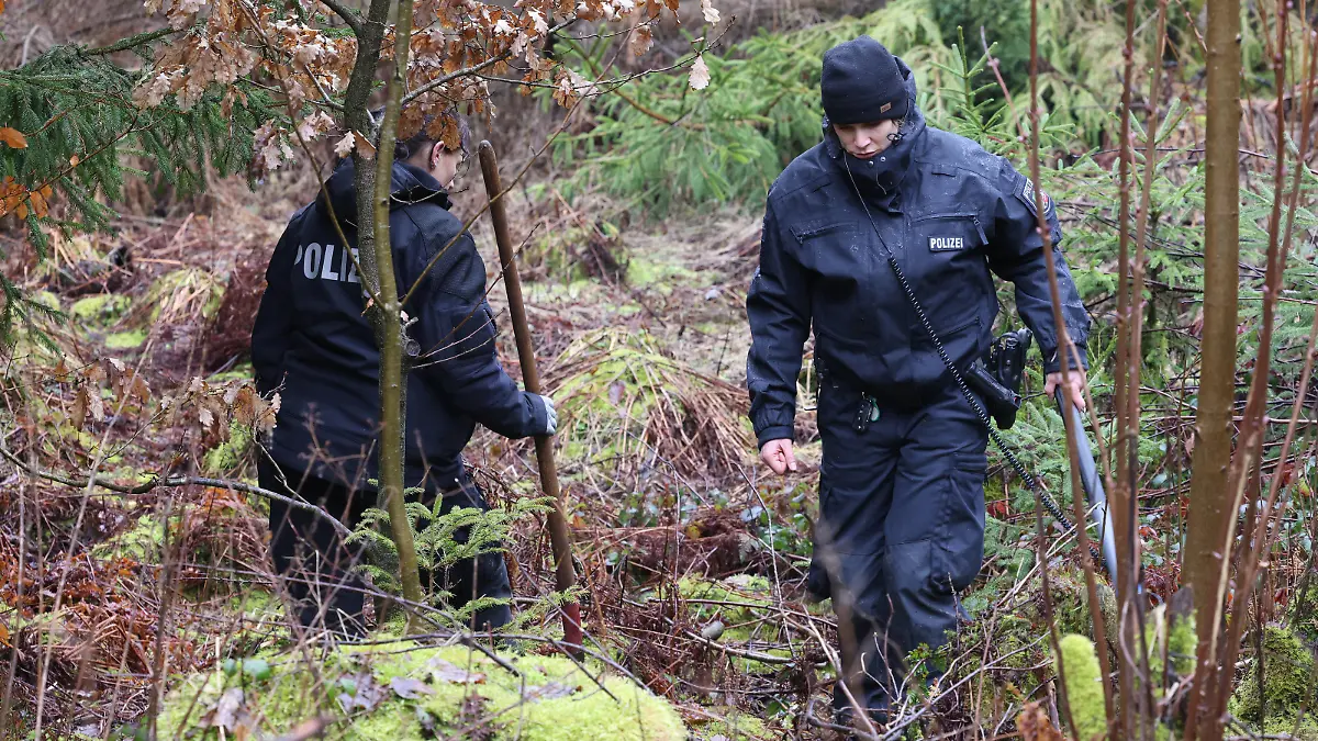 Im Bereich des Fundortes der ermordeten Luise F. aus Freudenberg fanden durch Polizeieinsatzkraefte Polizeieinsatzkräfte Suchmassnahmen nach der Tatwaffe statt. Es kamen u.a. Metalldetektoren zum Einsatz. Polizeieinsatz am 14.03.2023 in Freudenberg/Deutschland. *** In the area where the murdered Luise F from Freudenberg was found, police forces searched for the murder weapon. Among other things, metal detectors were used Police operation on 14 03 2023 in Freudenberg Germany