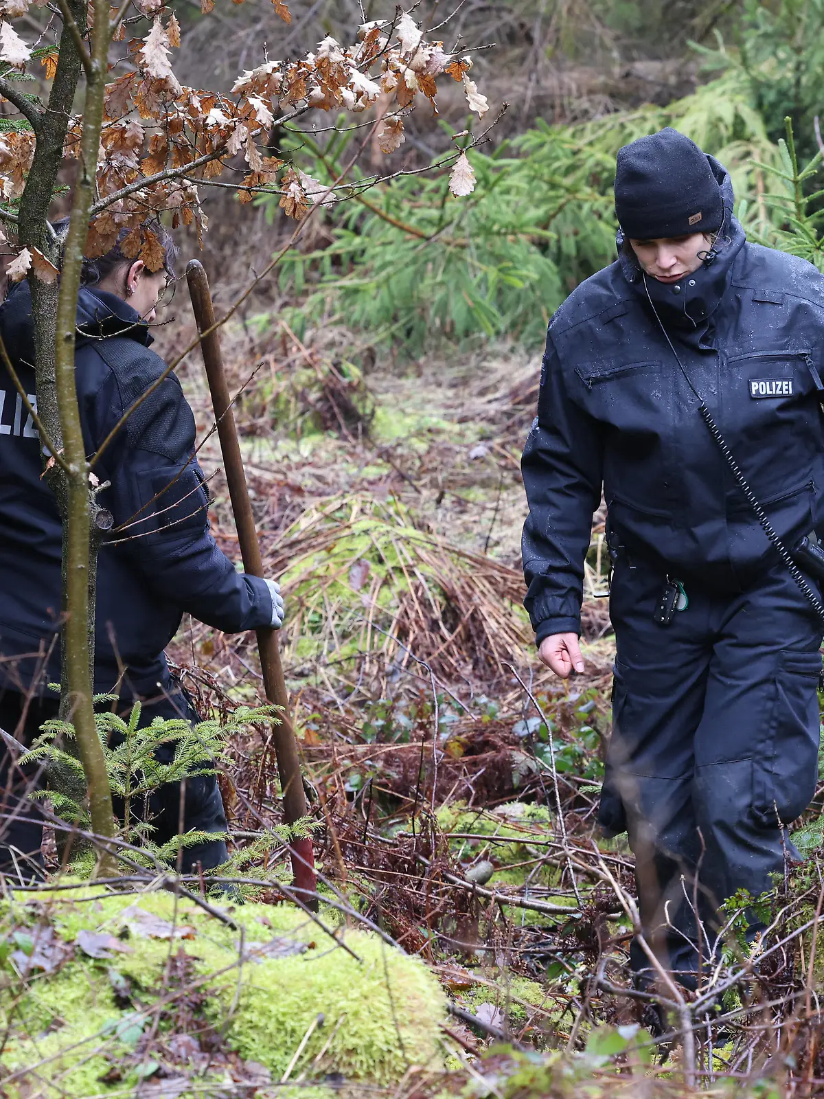 Im Bereich des Fundortes der ermordeten Luise F. aus Freudenberg fanden durch Polizeieinsatzkraefte Polizeieinsatzkräfte Suchmassnahmen nach der Tatwaffe statt. Es kamen u.a. Metalldetektoren zum Einsatz. Polizeieinsatz am 14.03.2023 in Freudenberg/Deutschland. *** In the area where the murdered Luise F from Freudenberg was found, police forces searched for the murder weapon. Among other things, metal detectors were used Police operation on 14 03 2023 in Freudenberg Germany