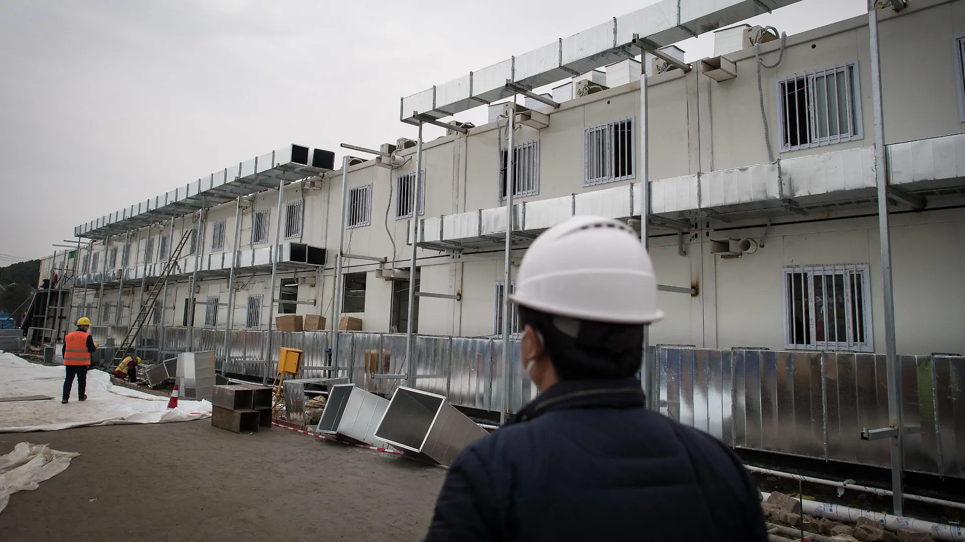 200201 -- WUHAN, Feb. 1, 2020 -- Workers work at the construction site of Huoshenshan Fire God Mountain Hospital in Wuhan, central China s Hubei Province, Feb. 1, 2020. According to the plan, the construction of the hospital will be completed on Feb. 2. SPOT NEWSCHINA-WUHAN-HUOSHENSHAN HOSPITAL-CONSTRUCTION CN XiaoxYijiu PUBLICATIONxNOTxINxCHN