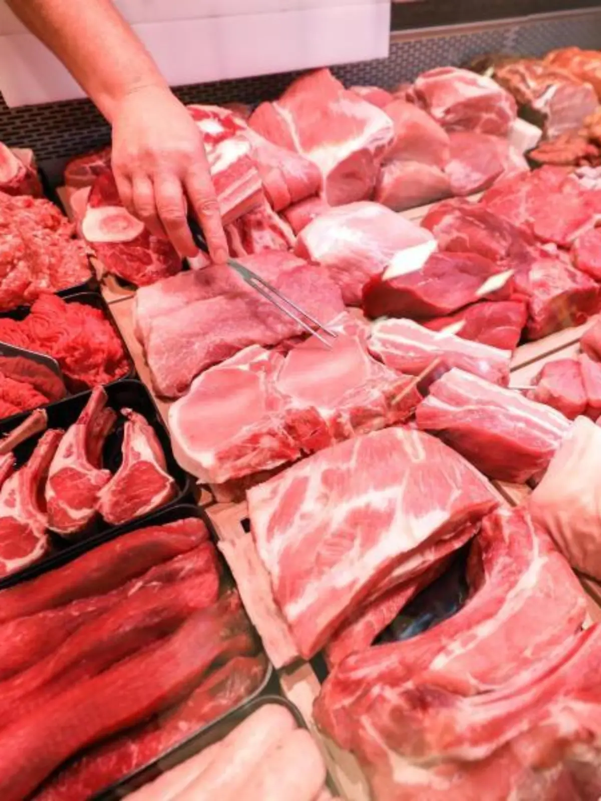 Fleischtheke im Supermarkt