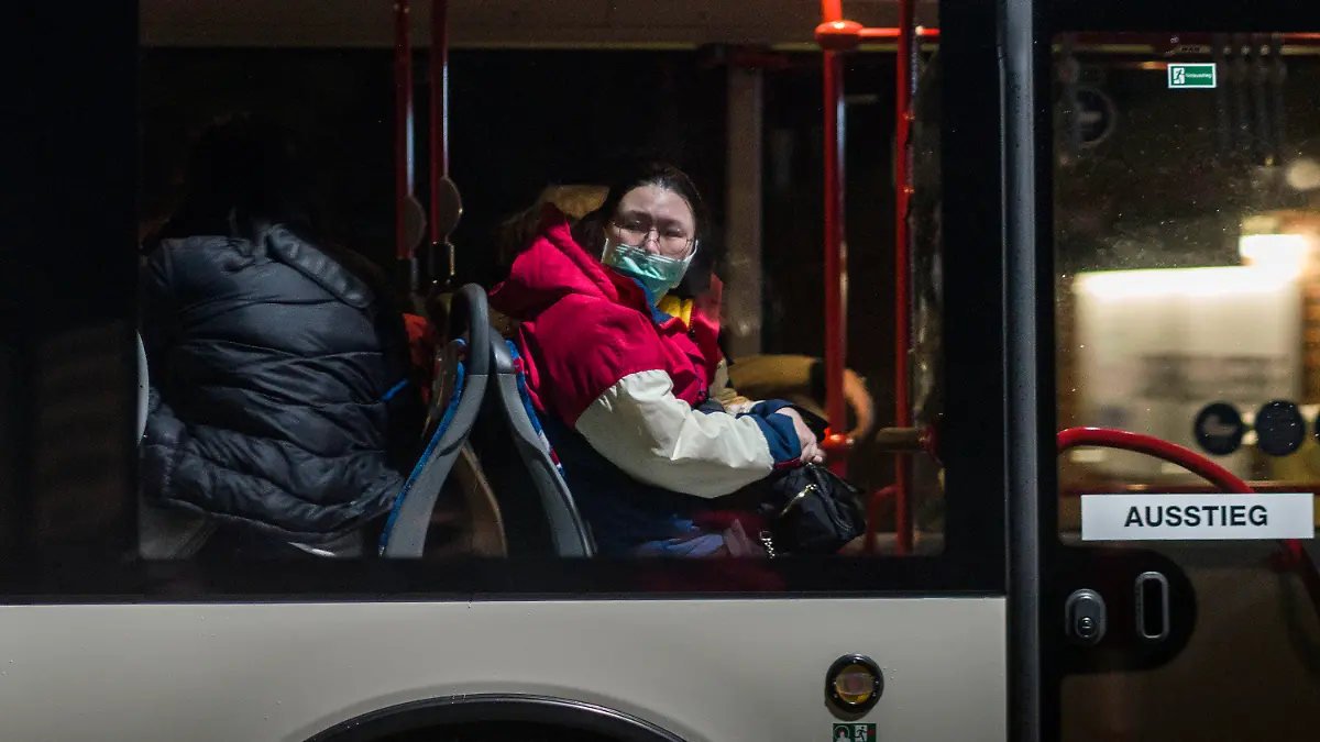 01.02.2020, Rheinland-Pfalz, Germersheim: Ein Bus mit wegen des Coronavirus evakuierten Menschen kommt in der Nacht in einem Konvoi an der Kaserne Südpfalz der Bundeswehr an. Die Bundeswehr hat 100 Deutsche und Angehörige von ihnen aus der stark vom Coronavirus betroffenen Stadt Wuhan in China zurückgeholt. Das Bundeswehrflugzeug mit Rückkehrern aus China an Bord ist am Samstag den 01.02.2020 in Frankfurt angekommen. Am Frankfurter Flughafen stiegen zunächst medizinische Fachkräfte mit Schutzmasken und Schutzkleidung in das Flugzeug, um die Passagiere zu begutachten und zu befragen. Eine nähere Untersuchung sollte im sogenannten Medical Assessment Center geschehen - eine umgewidmete Sporthalle. Danach sollte entschieden werden, ob einige Passagiere in die Frankfurter Universitätsklinik in eine Isolierstation gebracht werden, hieß es vom Frankfurter Gesundheitsamt. Die gesunden Rückkehrer sollen zu einem Luftwaffenstützpunkt im rheinland-pfälzischen Germersheim gebracht werden, wo sie für zwei Wochen in Quarantäne bleiben müssen. Foto: Frank Rumpenhorst/dpa +++ dpa-Bildfunk +++